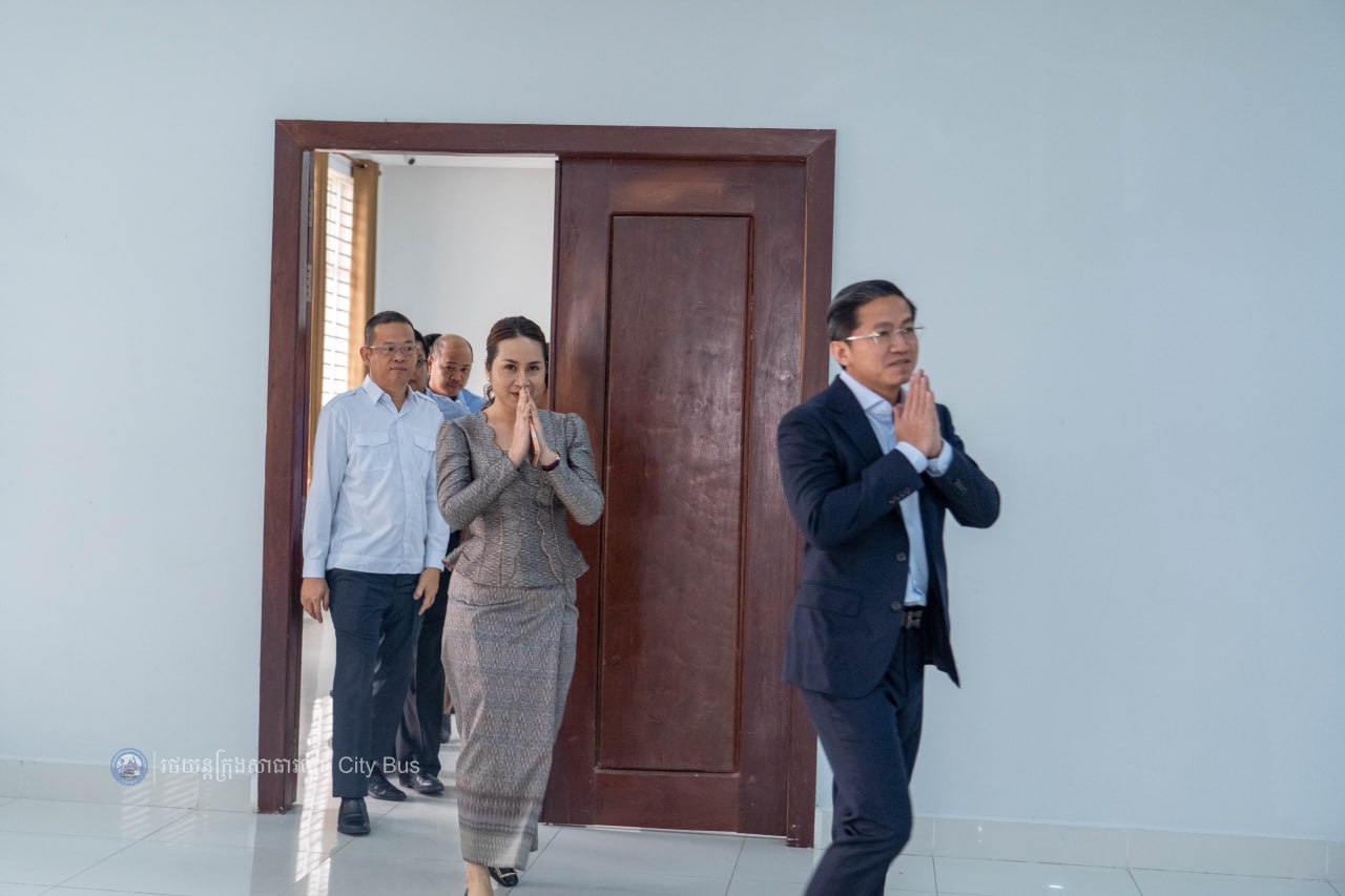 នាព្រឹកថ្ងៃទី៦ ខែមីនា ឆ្នាំ២០២៦ រដ្ឋាករស្វយ័តដឹកជញ្ជូនសាធារណៈរថយន្តក្រុង (City Bus) រាជធានីភ្នំពេញ បានរៀបចំកម្មវិធីអបអរសាទរខួបលេីកទី១១៥ ទិវាអន្តរជាតិនារី ៨មីនា ឆ្នាំ២០២៦ ក្រោមអធិបតីភាព លោក កែវ ចាន់ណារិទ្ធ អភិបាលរដ្ឋាករស្វយ័តដឹកជញ្ជូនសាធារណៈរថយន្តក្រុង (City Bus) រាជធានីភ្នំពេញ និងលោកស្រី។ - image 2