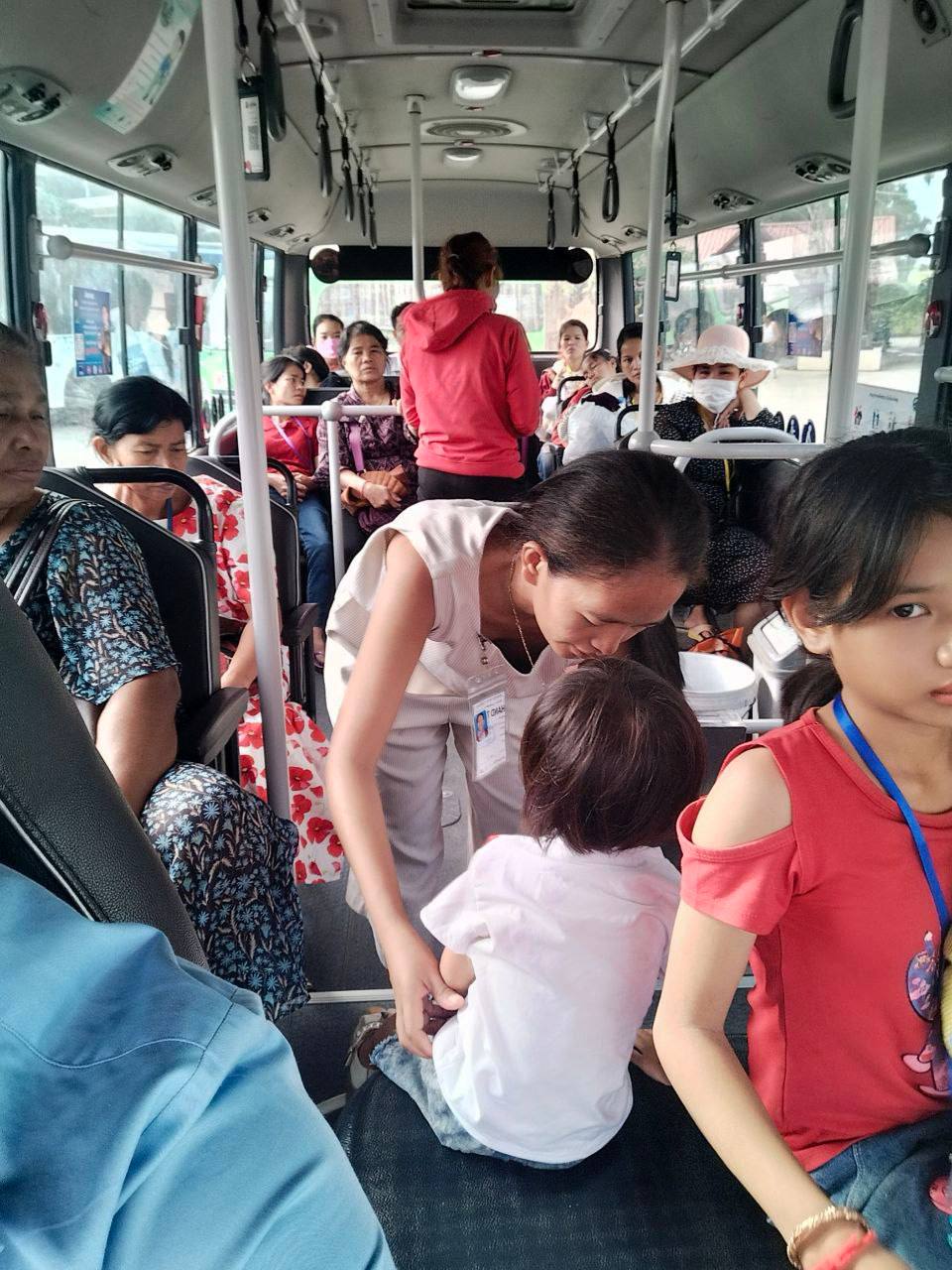 ទិដ្ឋភាព និងសកម្មភាព ប្រជាពលរដ្ឋ និងអ្នកដំណើរ មកទទួលសេវារថយន្ដក្រុងសាធារណ:ប្រតិបត្ដិការខ្សែរត់ខ្សែទី៩។
សូមជូនពរការធ្វើដំណើរប្រកបដោយស្នាមញញឹម សុខសុវត្ថិភាព និងផាសុកភាព។
សូមចូលរួមធ្វើដំណើរតាមរថយន្តក្រុងសាធារណៈ (City Bus) រាជធានីភ្នំពេញ ដើម្បី៖
-កាត់បន្ថយគ្រោះថា្នក់ចរាចរណ៍ ការកកស្ទះចរាចរ
-សន្សំសំចៃថវិកា និង
-កាត់បន្ថយការបំពុលបរិស្ថាន
សូមគាំទ្រសេវារថយន្តក្រុងសាធារណៈ(City Bus) រាជធានីភ្នំពេញ!
រថយន្តក្រុង រថយន្តរបស់ខ្ញុំ!
City Bus My Bus!