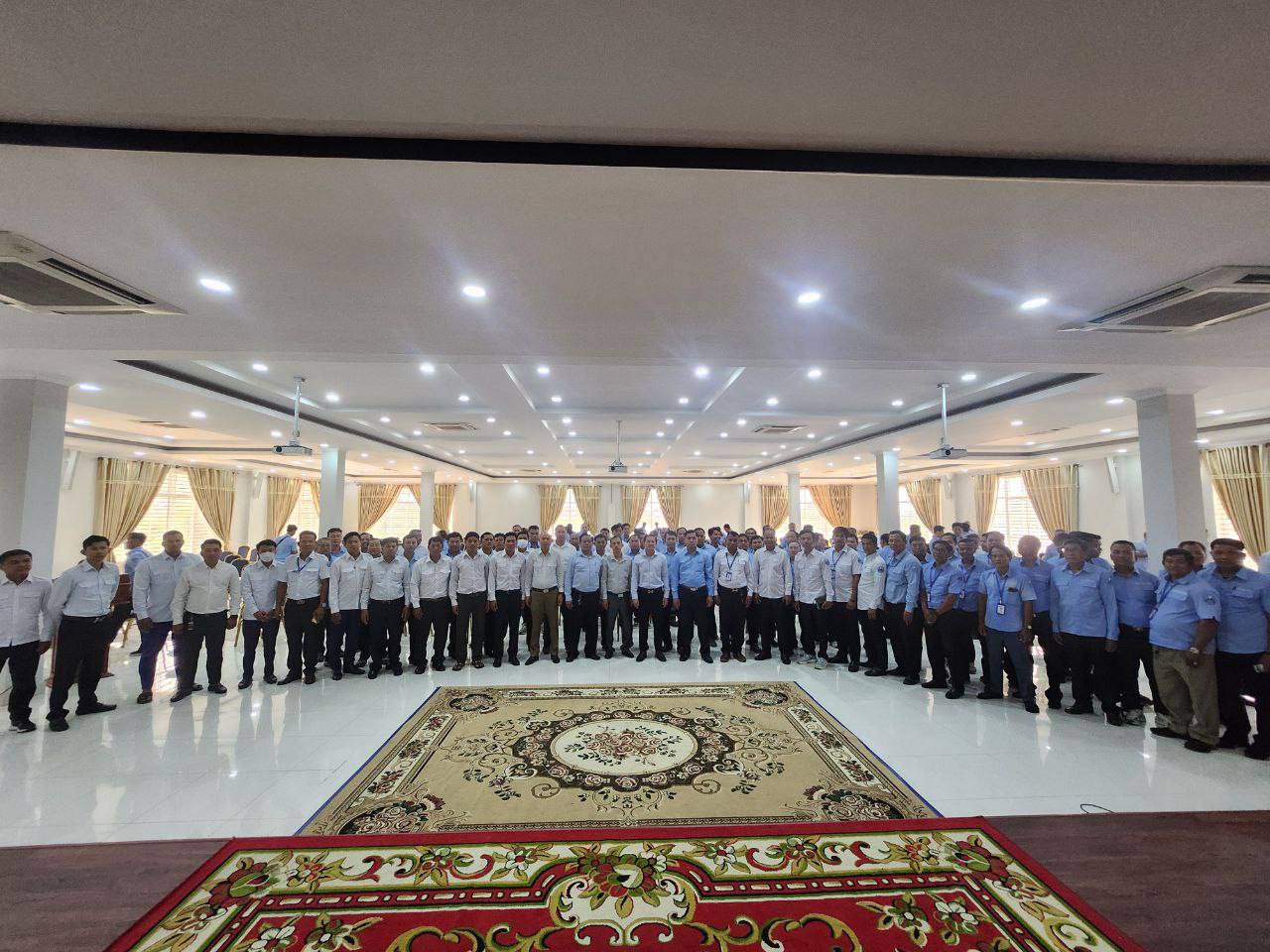 នៅថ្ងៃអង្គារ ៩រោច ខែភទ្របទ ឆ្នាំម្សាញ់ សប្តស័ក ព.ស ២៥៦៩ ត្រូវនឹងថ្ងៃទី១៦ ខែកញ្ញា ឆ្នាំ ២០២៥ លោក កែវ ចាន់ណារិទ្ធ អភិបាលរដ្ឋាករស្វយ័តដឹកជញ្ជូនសាធារណៈរថយន្តក្រុង (City Bus) រាជធានីភ្នំពេញ បានប្រជុំណែនាំដល់ក្រុមការងារ ជាពិសេសអ្នកបើកបររថយន្តក្រុងទាំងអស់ក្នុងការបំពេញភារកិច្ចដឹកជញ្ជូនបងប្អូនប្រជាពលរដ្ឋ និងកម្មករ-និយោជិតក្នុងការធ្វើដំណើរទៅលេងស្រុកកំណើតជួបជុំបងប្អូនក្រុមគ្រួសារ ក្នុងឱកាសពិធីបុណ្យភ្ជុំបិណ្ឌ ប្រពៃណីជាតិខ្មែ “ជិះដោយមិនបង់ប្រាក់” ចាប់ពីថ្ងៃទី២០ ដល់ថ្ងៃទី២៥ ខែកញ្ញា ឆ្នាំ២០២៥សូមអ្នកបេីកបរប្រកាន់ភ្ជាប់ក្រមសីលធម៌ វិន័យ បេីកបរគោរពច្បាប់ចរាចរណ៍ បេីកបរមានការអធ្យាស្រ័យគឺដើម្បីធានាបានការដឹកជញ្ចូននេះប្រកបដោយសុវត្ថិភាព ផាសុកភាពជូនបងប្អូនប្រជាពលរដ្ឋពេញលេញ។