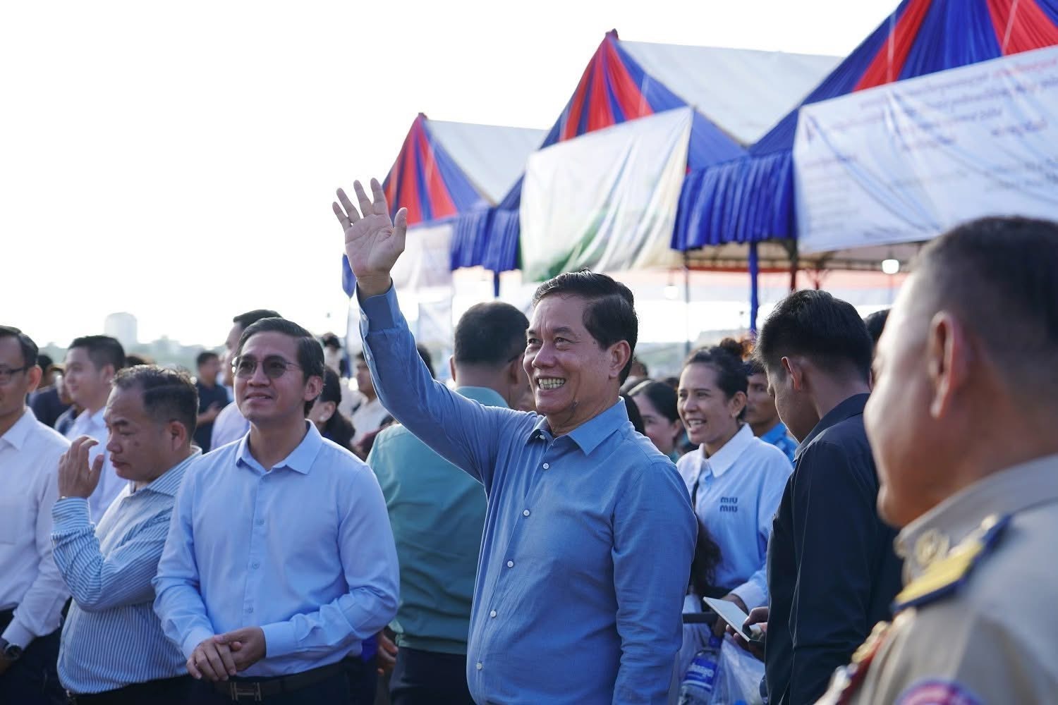 ទិដ្ឋភាព បងប្អូនប្រជាពលរដ្ឋមកទទួលសេវារថយន្ដក្រុងសាធារណ: " ជិះដោយមិនបង់ប្រាក់ " ទៅតាមបណ្តាខេត្ត ក្នុងឱកាសបុណ្យភ្ជុំបិណ្ឌប្រពៃណីជាតិខ្មែរ នៅថ្ងៃដឹកជញ្ជូនទី១ នាព្រឹកថ្ងៃទី២០ ខែកញ្ញា ឆ្នាំ២០២៥។
សូមជូនពរការធ្វើដំណើរប្រកបដោយ ស្នាមញញឹម និងសុខសុវត្ថិភាពគ្រប់ទីកន្លែង។