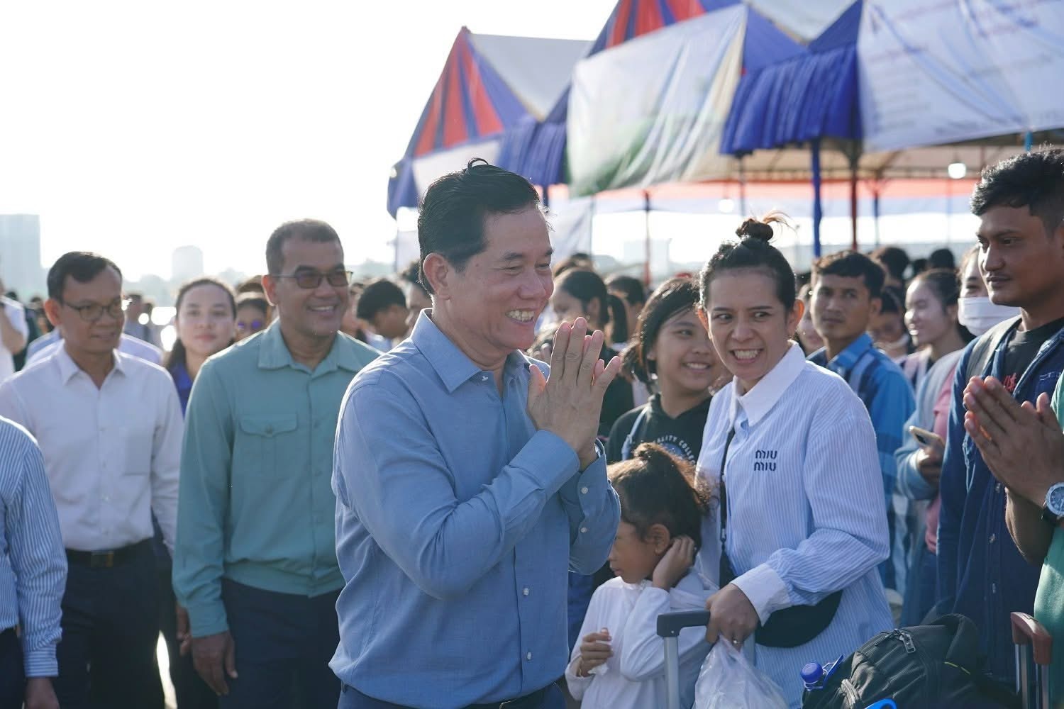 ទិដ្ឋភាព បងប្អូនប្រជាពលរដ្ឋមកទទួលសេវារថយន្ដក្រុងសាធារណ: " ជិះដោយមិនបង់ប្រាក់ " ទៅតាមបណ្តាខេត្ត ក្នុងឱកាសបុណ្យភ្ជុំបិណ្ឌប្រពៃណីជាតិខ្មែរ នៅថ្ងៃដឹកជញ្ជូនទី១ នាព្រឹកថ្ងៃទី២០ ខែកញ្ញា ឆ្នាំ២០២៥។
សូមជូនពរការធ្វើដំណើរប្រកបដោយ ស្នាមញញឹម និងសុខសុវត្ថិភាពគ្រប់ទីកន្លែង។ - image 2