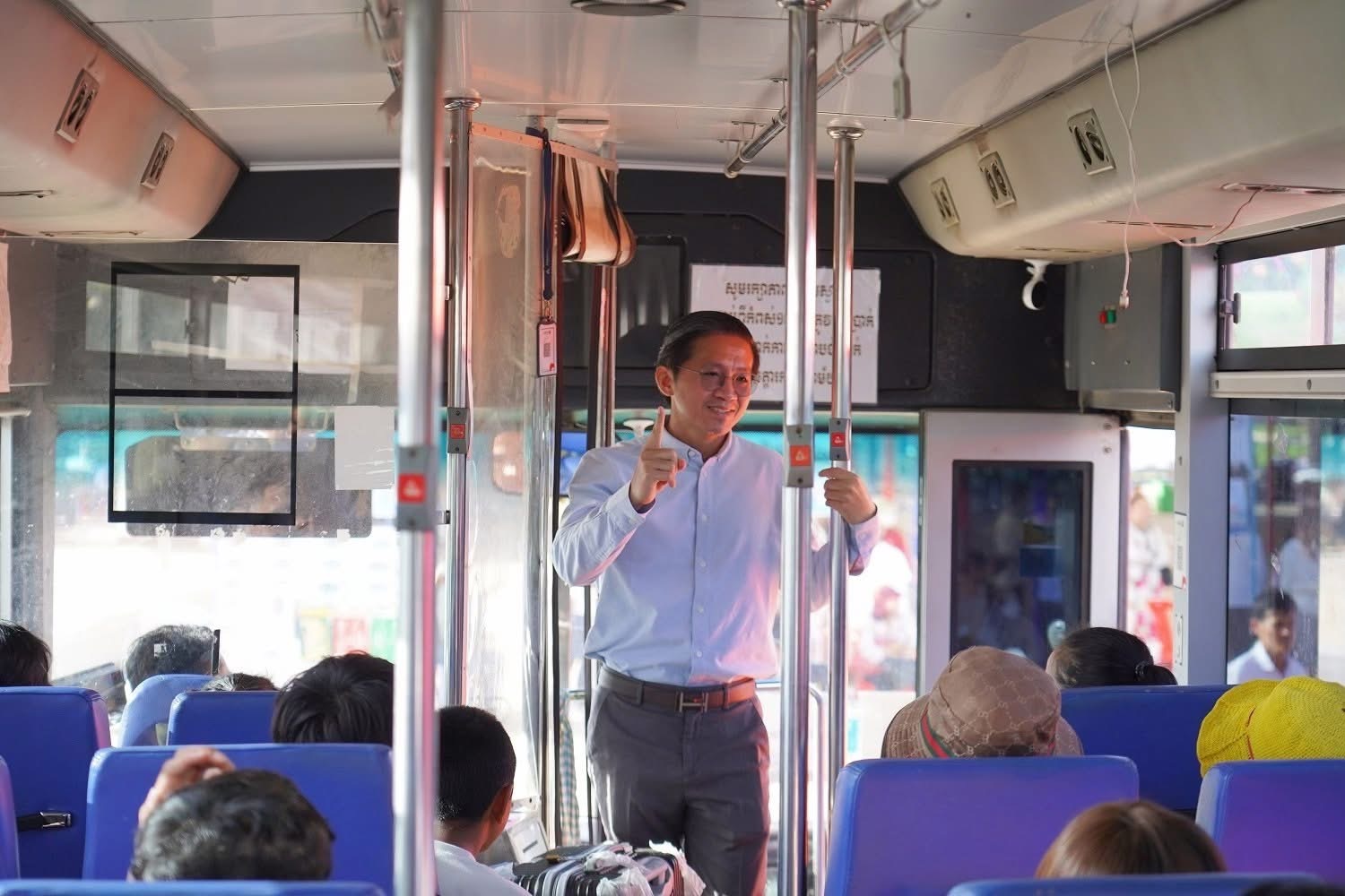 ទិដ្ឋភាព បងប្អូនប្រជាពលរដ្ឋមកទទួលសេវារថយន្ដក្រុងសាធារណ: " ជិះដោយមិនបង់ប្រាក់ " ទាំងទៅបណ្តាខេត្ត និងទាំងពីបណ្ដាខេត្ដមករាជធានីភ្នំពេញ ក្នុងឱកាសបុណ្យភ្ជុំបិណ្ឌប្រពៃណីជាតិខ្មែរ នៅថ្ងៃដឹកជញ្ជូនទី២ នាព្រឹកថ្ងៃទី២១ ខែកញ្ញា ឆ្នាំ២០២៥។
សូមជូនពរការធ្វើដំណើរប្រកបដោយ ស្នាមញញឹម និងសុខសុវត្ថិភាពគ្រប់ទីកន្លែង។