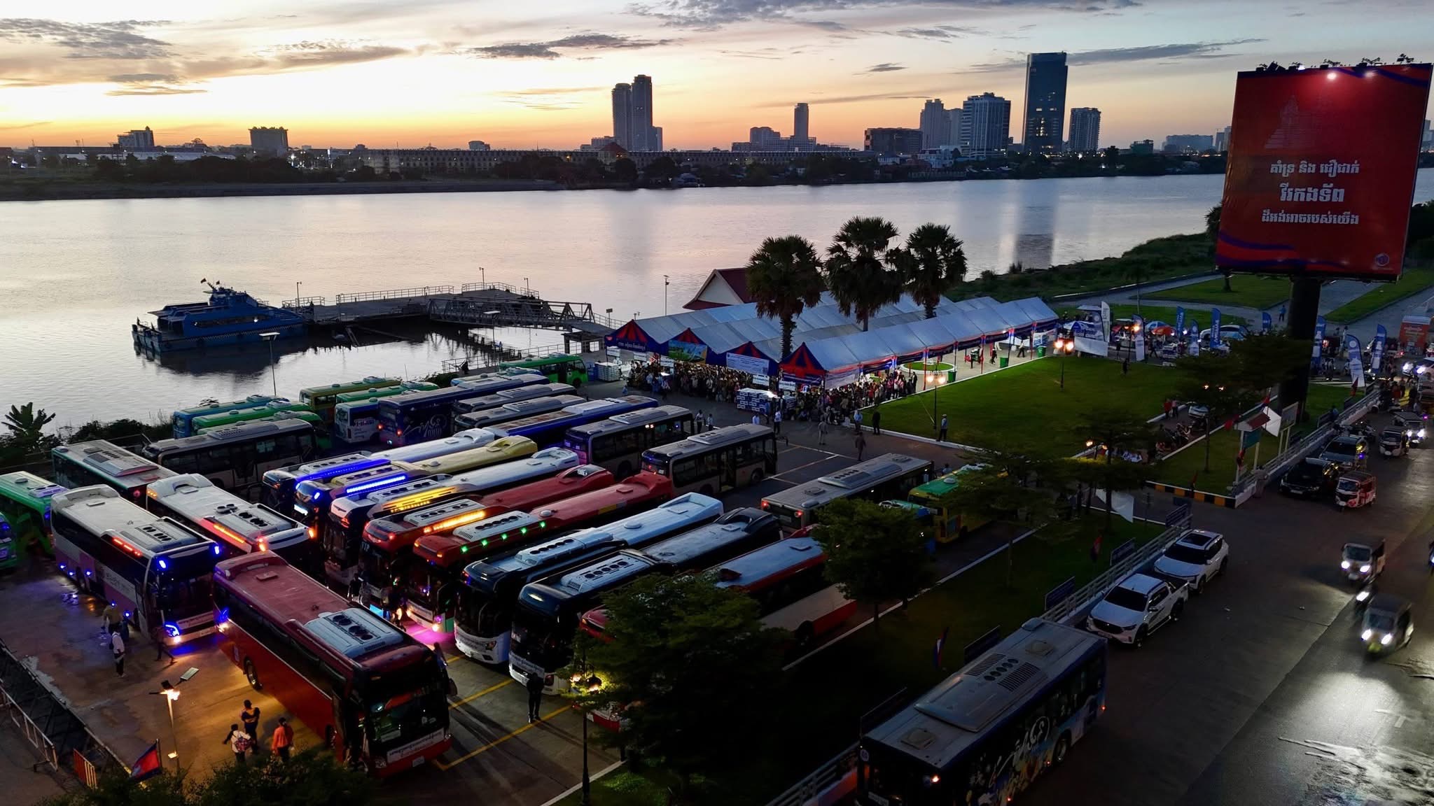  ទិដ្ឋភាព បងប្អូនប្រជាពលរដ្ឋមកទទួលសេវារថយន្ដក្រុងសាធារណ: " ជិះដោយមិនបង់ប្រាក់ " ទាំងទៅបណ្តាខេត្ត និងទាំងពីបណ្ដាខេត្ដមករាជធានីភ្នំពេញ ក្នុងឱកាសបុណ្យភ្ជុំបិណ្ឌប្រពៃណីជាតិខ្មែរ នៅថ្ងៃដឹកជញ្ជូនទី២ នាព្រឹកថ្ងៃទី២១ ខែកញ្ញា ឆ្នាំ២០២៥។
សូមជូនពរការធ្វើដំណើរប្រកបដោយ ស្នាមញញឹម និងសុខសុវត្ថិភាពគ្រប់ទីកន្លែង។  - image 2