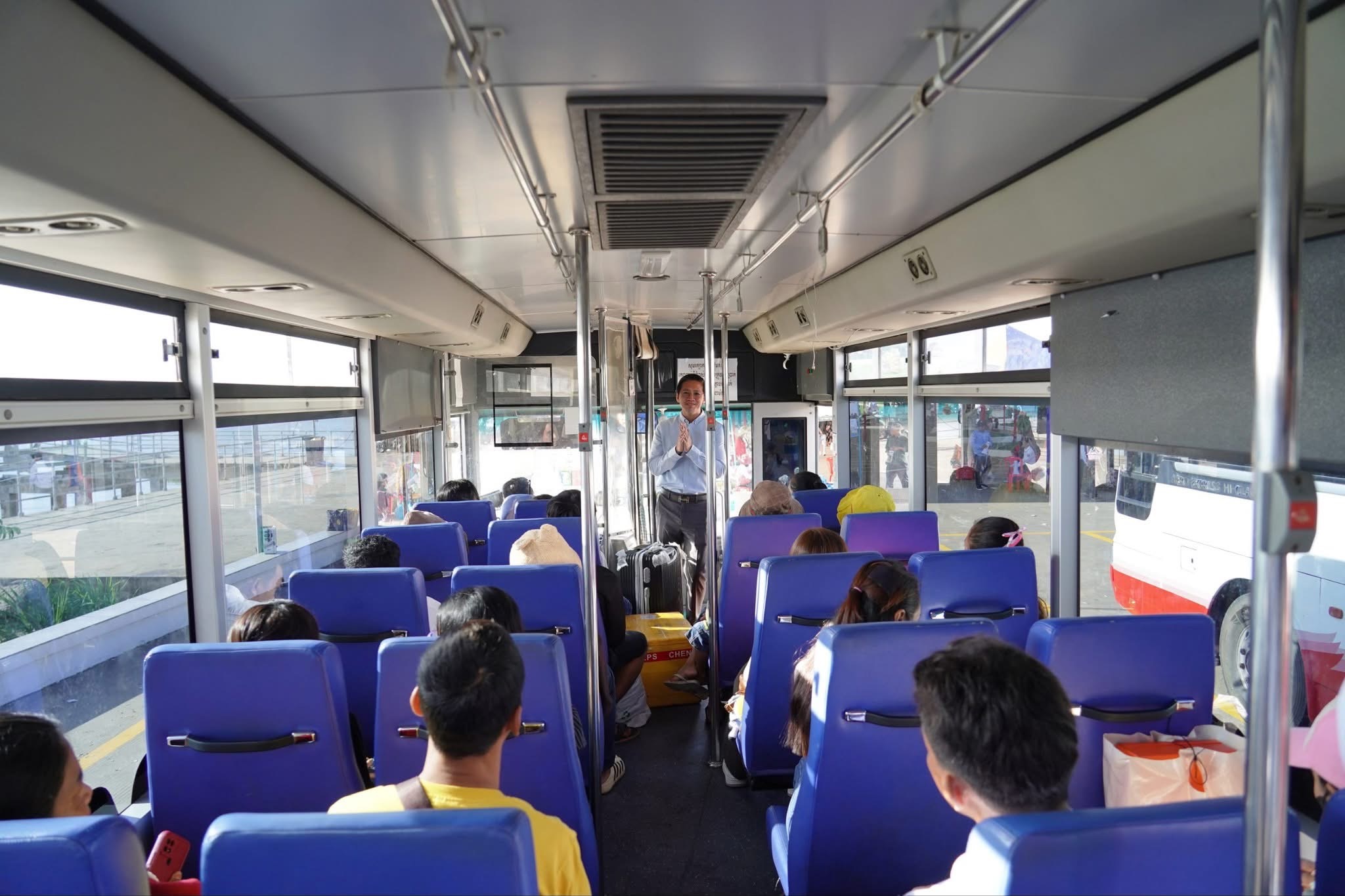  ទិដ្ឋភាព បងប្អូនប្រជាពលរដ្ឋមកទទួលសេវារថយន្ដក្រុងសាធារណ: " ជិះដោយមិនបង់ប្រាក់ " ទាំងទៅបណ្តាខេត្ត និងទាំងពីបណ្ដាខេត្ដមករាជធានីភ្នំពេញ ក្នុងឱកាសបុណ្យភ្ជុំបិណ្ឌប្រពៃណីជាតិខ្មែរ នៅថ្ងៃដឹកជញ្ជូនទី២ នាព្រឹកថ្ងៃទី២១ ខែកញ្ញា ឆ្នាំ២០២៥។
សូមជូនពរការធ្វើដំណើរប្រកបដោយ ស្នាមញញឹម និងសុខសុវត្ថិភាពគ្រប់ទីកន្លែង។  - image 3