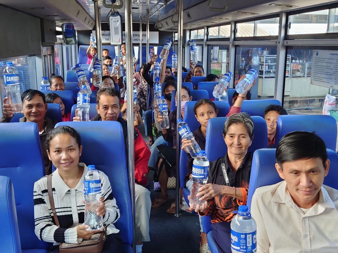  ទិដ្ឋភាព បងប្អូនប្រជាពលរដ្ឋមកទទួលសេវារថយន្ដក្រុងសាធារណ: " ជិះដោយមិនបង់ប្រាក់ " ទាំងទៅបណ្តាខេត្ត និងទាំងពីបណ្ដាខេត្ដមករាជធានីភ្នំពេញ ក្នុងឱកាសបុណ្យភ្ជុំបិណ្ឌប្រពៃណីជាតិខ្មែរ នៅថ្ងៃដឹកជញ្ជូនទី២ នាព្រឹកថ្ងៃទី២១ ខែកញ្ញា ឆ្នាំ២០២៥។
សូមជូនពរការធ្វើដំណើរប្រកបដោយ ស្នាមញញឹម និងសុខសុវត្ថិភាពគ្រប់ទីកន្លែង។  - image 5