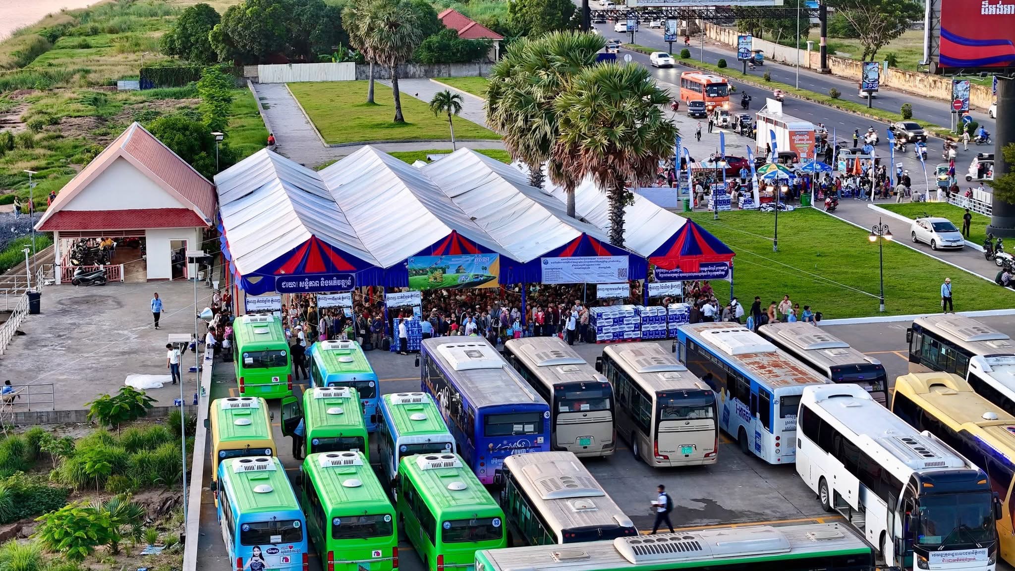  ទិដ្ឋភាព បងប្អូនប្រជាពលរដ្ឋមកទទួលសេវារថយន្ដក្រុងសាធារណ: " ជិះដោយមិនបង់ប្រាក់ " ទាំងទៅបណ្តាខេត្ត និងទាំងពីបណ្ដាខេត្ដមករាជធានីភ្នំពេញ ក្នុងឱកាសបុណ្យភ្ជុំបិណ្ឌប្រពៃណីជាតិខ្មែរ នៅថ្ងៃដឹកជញ្ជូនទី២ នាព្រឹកថ្ងៃទី២១ ខែកញ្ញា ឆ្នាំ២០២៥។
សូមជូនពរការធ្វើដំណើរប្រកបដោយ ស្នាមញញឹម និងសុខសុវត្ថិភាពគ្រប់ទីកន្លែង។  - image 9