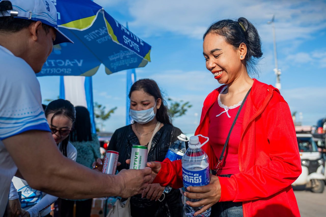  ទិដ្ឋភាព បងប្អូនប្រជាពលរដ្ឋមកទទួលសេវារថយន្ដក្រុងសាធារណ: " ជិះដោយមិនបង់ប្រាក់ " ទាំងទៅបណ្តាខេត្ត និងទាំងពីបណ្ដាខេត្ដមករាជធានីភ្នំពេញ ក្នុងឱកាសបុណ្យភ្ជុំបិណ្ឌប្រពៃណីជាតិខ្មែរ នៅថ្ងៃដឹកជញ្ជូនទី២ នាព្រឹកថ្ងៃទី២១ ខែកញ្ញា ឆ្នាំ២០២៥។
សូមជូនពរការធ្វើដំណើរប្រកបដោយ ស្នាមញញឹម និងសុខសុវត្ថិភាពគ្រប់ទីកន្លែង។  - image 6