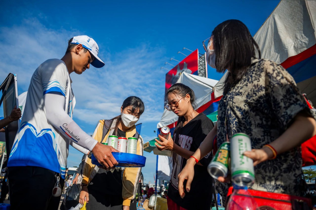  ទិដ្ឋភាព បងប្អូនប្រជាពលរដ្ឋមកទទួលសេវារថយន្ដក្រុងសាធារណ: " ជិះដោយមិនបង់ប្រាក់ " ទាំងទៅបណ្តាខេត្ត និងទាំងពីបណ្ដាខេត្ដមករាជធានីភ្នំពេញ ក្នុងឱកាសបុណ្យភ្ជុំបិណ្ឌប្រពៃណីជាតិខ្មែរ នៅថ្ងៃដឹកជញ្ជូនទី២ នាព្រឹកថ្ងៃទី២១ ខែកញ្ញា ឆ្នាំ២០២៥។
សូមជូនពរការធ្វើដំណើរប្រកបដោយ ស្នាមញញឹម និងសុខសុវត្ថិភាពគ្រប់ទីកន្លែង។  - image 7