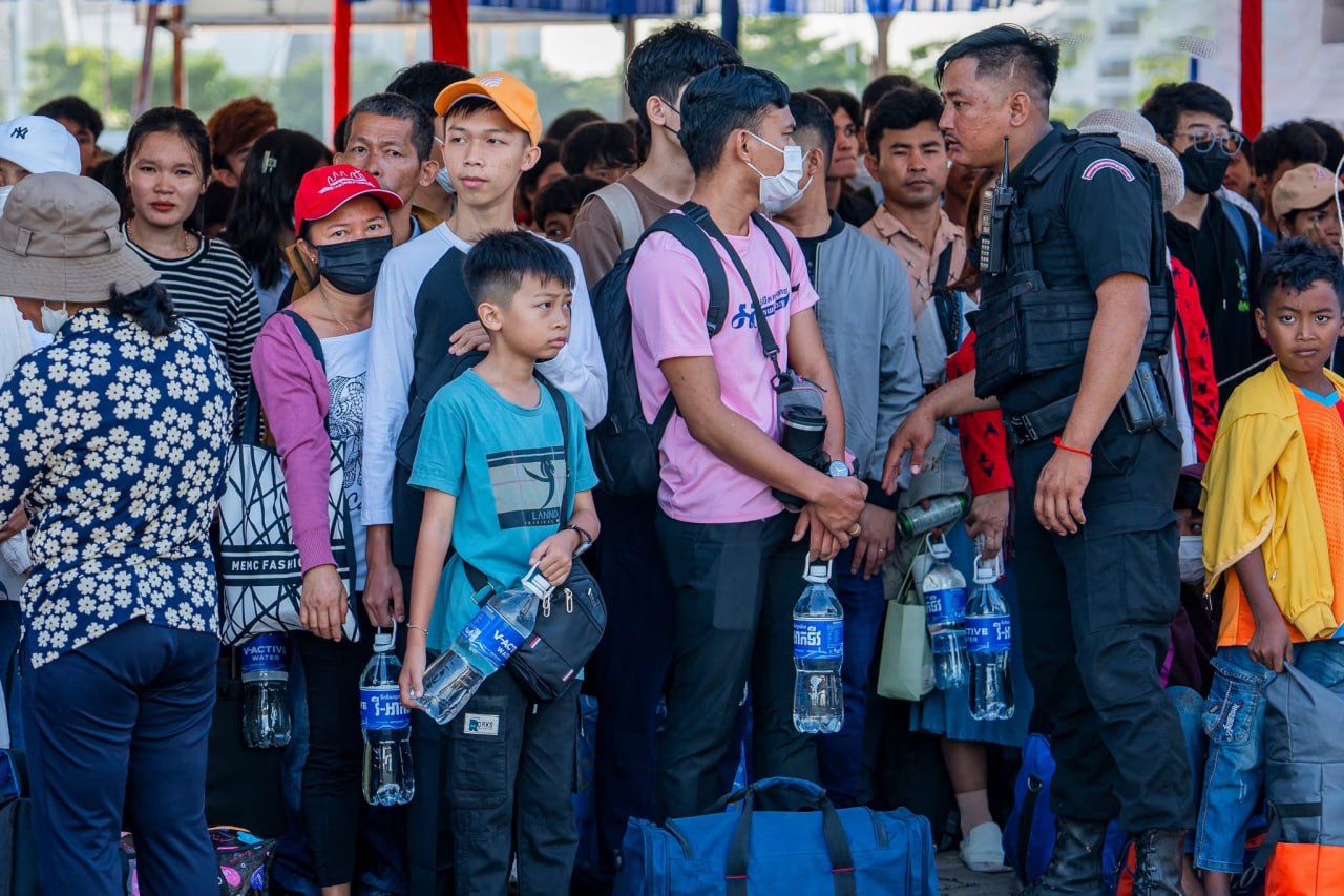  ទិដ្ឋភាព បងប្អូនប្រជាពលរដ្ឋមកទទួលសេវារថយន្ដក្រុងសាធារណ: " ជិះដោយមិនបង់ប្រាក់ " ទាំងទៅបណ្តាខេត្ត និងទាំងពីបណ្ដាខេត្ដមករាជធានីភ្នំពេញ ក្នុងឱកាសបុណ្យភ្ជុំបិណ្ឌប្រពៃណីជាតិខ្មែរ នៅថ្ងៃដឹកជញ្ជូនទី២ នាព្រឹកថ្ងៃទី២១ ខែកញ្ញា ឆ្នាំ២០២៥។
សូមជូនពរការធ្វើដំណើរប្រកបដោយ ស្នាមញញឹម និងសុខសុវត្ថិភាពគ្រប់ទីកន្លែង។  - image 8