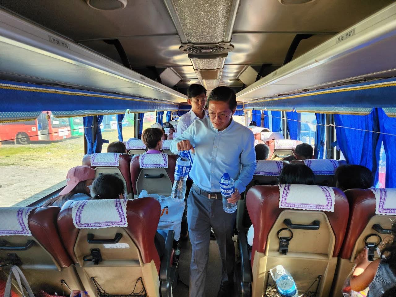  ទិដ្ឋភាព បងប្អូនប្រជាពលរដ្ឋមកទទួលសេវារថយន្ដក្រុងសាធារណ: " ជិះដោយមិនបង់ប្រាក់ " ទាំងទៅបណ្តាខេត្ត និងទាំងពីបណ្ដាខេត្ដមករាជធានីភ្នំពេញ ក្នុងឱកាសបុណ្យភ្ជុំបិណ្ឌប្រពៃណីជាតិខ្មែរ នៅថ្ងៃដឹកជញ្ជូនទី២ នាព្រឹកថ្ងៃទី២១ ខែកញ្ញា ឆ្នាំ២០២៥។
សូមជូនពរការធ្វើដំណើរប្រកបដោយ ស្នាមញញឹម និងសុខសុវត្ថិភាពគ្រប់ទីកន្លែង។  - image 4