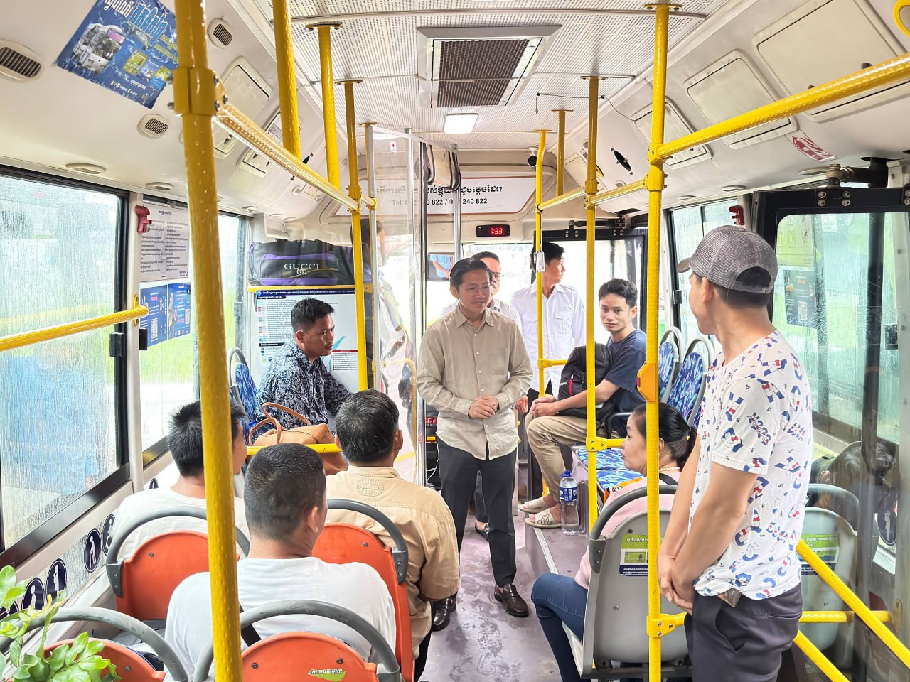  ទិដ្ឋភាព បងប្អូនប្រជាពលរដ្ឋមកទទួលសេវារថយន្ដក្រុងសាធារណ: " ជិះដោយមិនបង់ប្រាក់ " ថ្ងៃដឹកជញ្ជូនទី៣ នៅថ្ងៃទី២២ ខែកញ្ញា ឆ្នាំ២០២៥ ទាំងទៅបណ្តាខេត្ត និងទាំងពីបណ្ដាខេត្ដមករាជធានីភ្នំពេញ ក្នុងឱកាសបុណ្យភ្ជុំបិណ្ឌប្រពៃណីជាតិខ្មែរ ។

សូមជូនពរការធ្វើដំណើរប្រកបដោយ ស្នាមញញឹម និងសុខសុវត្ថិភាពគ្រប់ទីកន្លែង។  - image 2