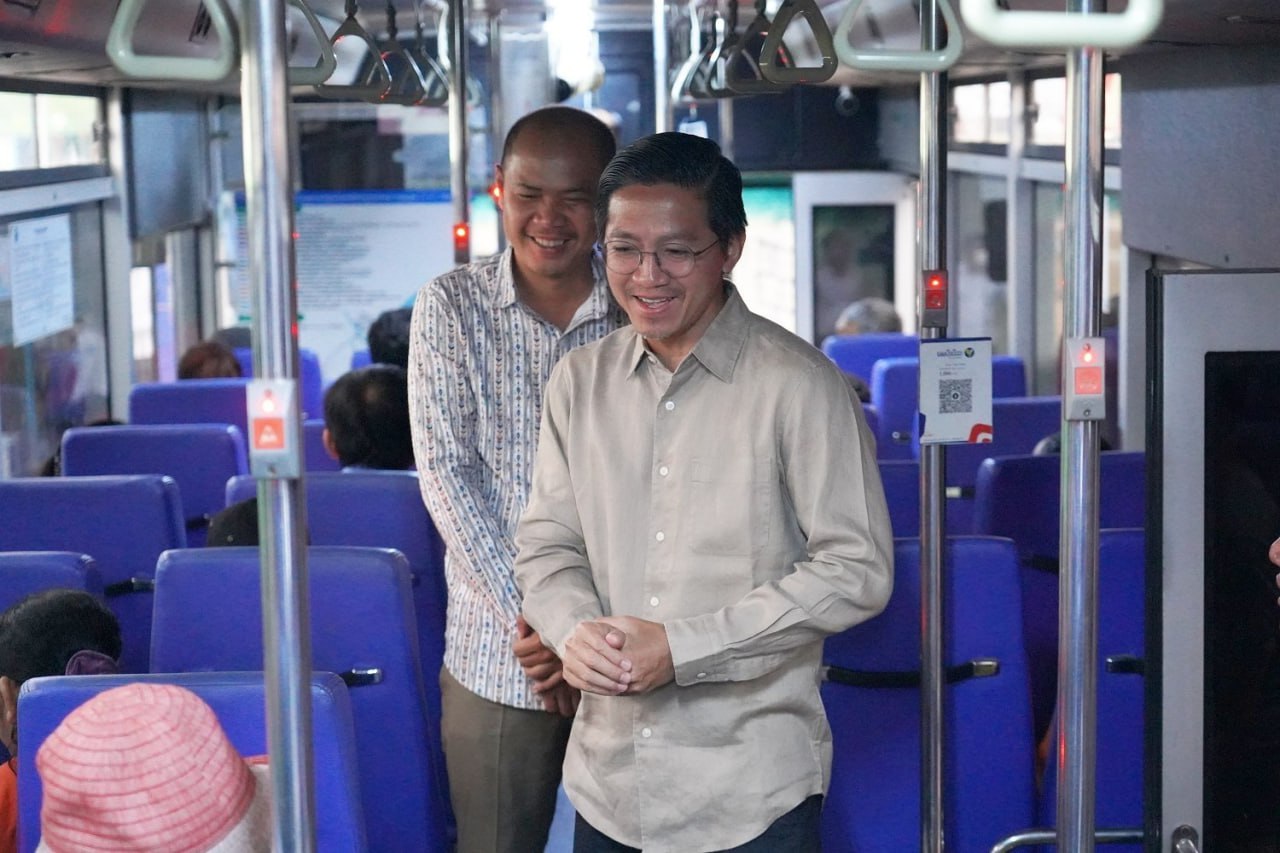  ទិដ្ឋភាព បងប្អូនប្រជាពលរដ្ឋមកទទួលសេវារថយន្ដក្រុងសាធារណ: " ជិះដោយមិនបង់ប្រាក់ " ថ្ងៃដឹកជញ្ជូនទី៣ នៅថ្ងៃទី២២ ខែកញ្ញា ឆ្នាំ២០២៥ ទាំងទៅបណ្តាខេត្ត និងទាំងពីបណ្ដាខេត្ដមករាជធានីភ្នំពេញ ក្នុងឱកាសបុណ្យភ្ជុំបិណ្ឌប្រពៃណីជាតិខ្មែរ ។

សូមជូនពរការធ្វើដំណើរប្រកបដោយ ស្នាមញញឹម និងសុខសុវត្ថិភាពគ្រប់ទីកន្លែង។ 