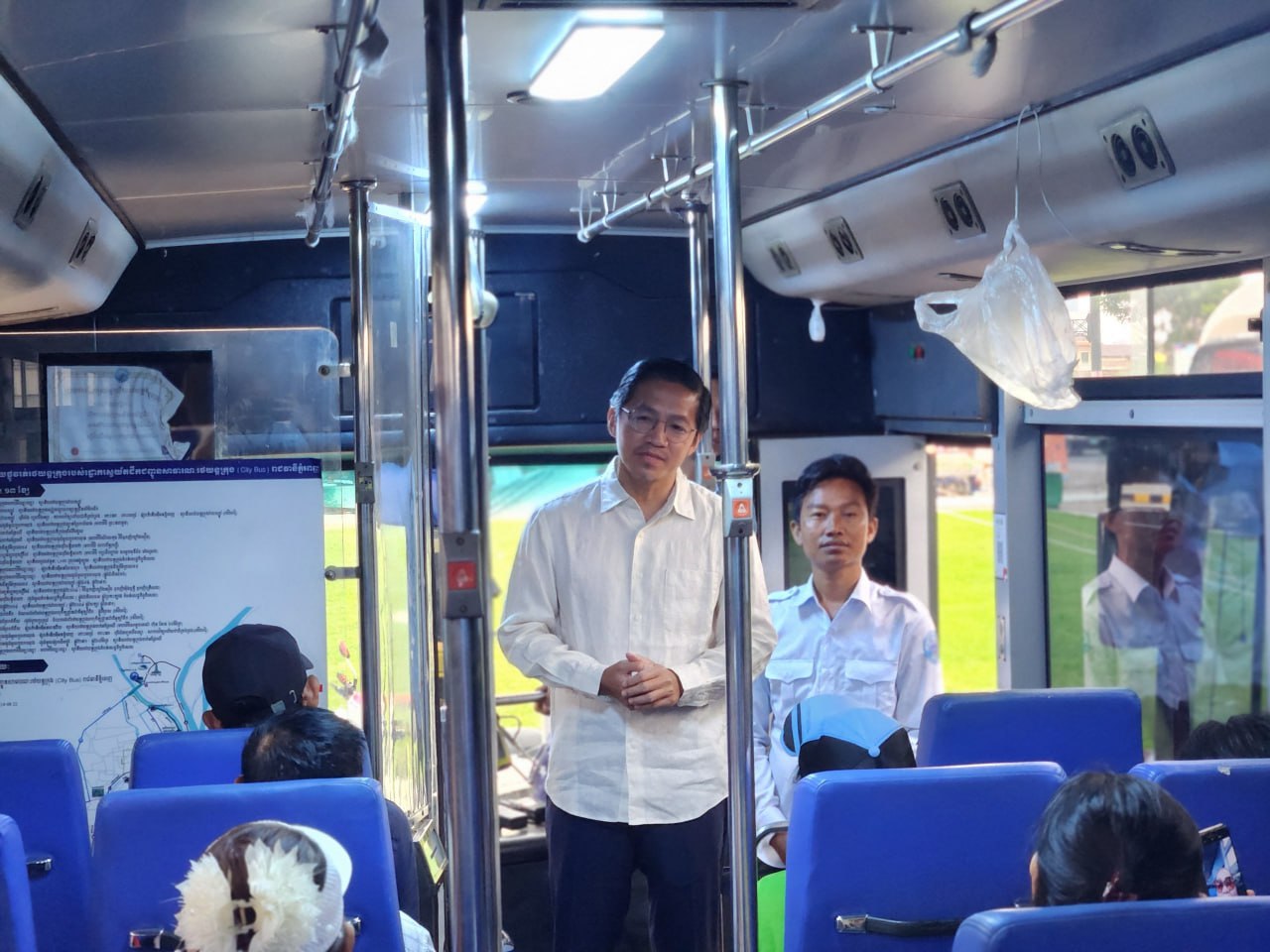 ទិដ្ឋភាពបងប្អូនប្រជាពលរដ្ឋមកទទួលសេវារថយន្ដក្រុងសាធារណ: " ជិះដោយមិនបង់ប្រាក់ " ថ្ងៃដឹកជញ្ជូនទី៤ នៅថ្ងៃទី២៣ ខែកញ្ញា ឆ្នាំ២០២៥ ទាំងទៅបណ្តាខេត្ត និងទាំងពីបណ្ដាខេត្ដមករាជធានីភ្នំពេញ ក្នុងឱកាសបុណ្យភ្ជុំបិណ្ឌប្រពៃណីជាតិខ្មែរ ។
សូមជូនពរការធ្វើដំណើរប្រកបដោយ ស្នាមញញឹម និងសុខសុវត្ថិភាពគ្រប់ទីកន្លែង។