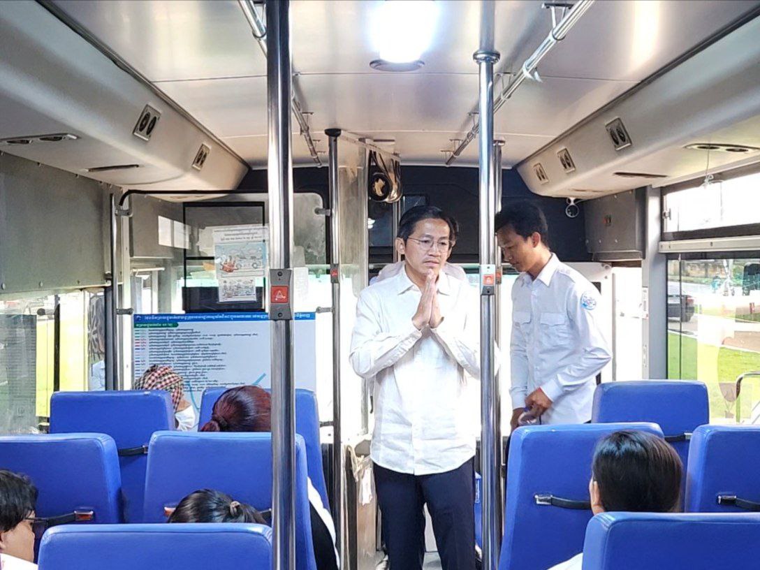 ទិដ្ឋភាពបងប្អូនប្រជាពលរដ្ឋមកទទួលសេវារថយន្ដក្រុងសាធារណ: " ជិះដោយមិនបង់ប្រាក់ " ថ្ងៃដឹកជញ្ជូនទី៤ នៅថ្ងៃទី២៣ ខែកញ្ញា ឆ្នាំ២០២៥ ទាំងទៅបណ្តាខេត្ត និងទាំងពីបណ្ដាខេត្ដមករាជធានីភ្នំពេញ ក្នុងឱកាសបុណ្យភ្ជុំបិណ្ឌប្រពៃណីជាតិខ្មែរ ។
សូមជូនពរការធ្វើដំណើរប្រកបដោយ ស្នាមញញឹម និងសុខសុវត្ថិភាពគ្រប់ទីកន្លែង។ - image 2