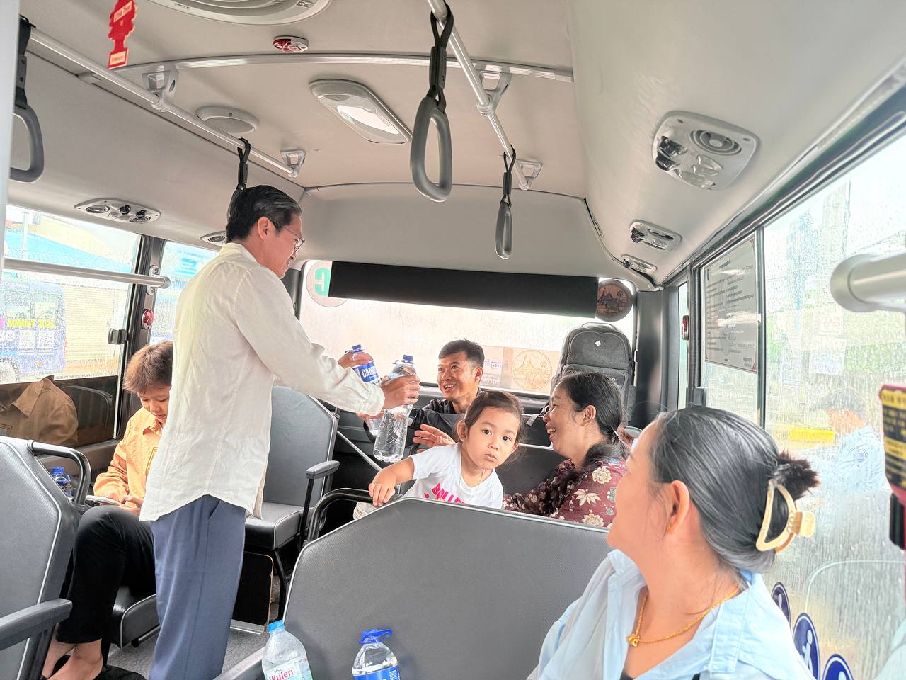 ទិដ្ឋភាពបងប្អូនប្រជាពលរដ្ឋមកទទួលសេវារថយន្ដក្រុងសាធារណ: " ជិះដោយមិនបង់ប្រាក់ " ថ្ងៃដឹកជញ្ជូនទី៤ នៅថ្ងៃទី២៣ ខែកញ្ញា ឆ្នាំ២០២៥ ទាំងទៅបណ្តាខេត្ត និងទាំងពីបណ្ដាខេត្ដមករាជធានីភ្នំពេញ ក្នុងឱកាសបុណ្យភ្ជុំបិណ្ឌប្រពៃណីជាតិខ្មែរ ។
សូមជូនពរការធ្វើដំណើរប្រកបដោយ ស្នាមញញឹម និងសុខសុវត្ថិភាពគ្រប់ទីកន្លែង។ - image 4