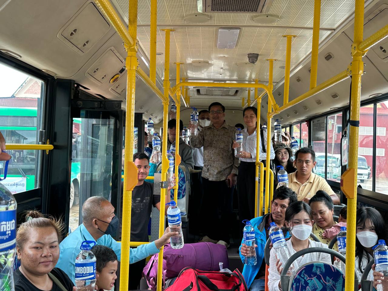 ទិដ្ឋភាពបងប្អូនប្រជាពលរដ្ឋមកទទួលសេវារថយន្ដក្រុងសាធារណ: " ជិះដោយមិនបង់ប្រាក់ " ថ្ងៃដឹកជញ្ជូនទី៤ នៅថ្ងៃទី២៣ ខែកញ្ញា ឆ្នាំ២០២៥ ទាំងទៅបណ្តាខេត្ត និងទាំងពីបណ្ដាខេត្ដមករាជធានីភ្នំពេញ ក្នុងឱកាសបុណ្យភ្ជុំបិណ្ឌប្រពៃណីជាតិខ្មែរ ។
សូមជូនពរការធ្វើដំណើរប្រកបដោយ ស្នាមញញឹម និងសុខសុវត្ថិភាពគ្រប់ទីកន្លែង។ - image 5