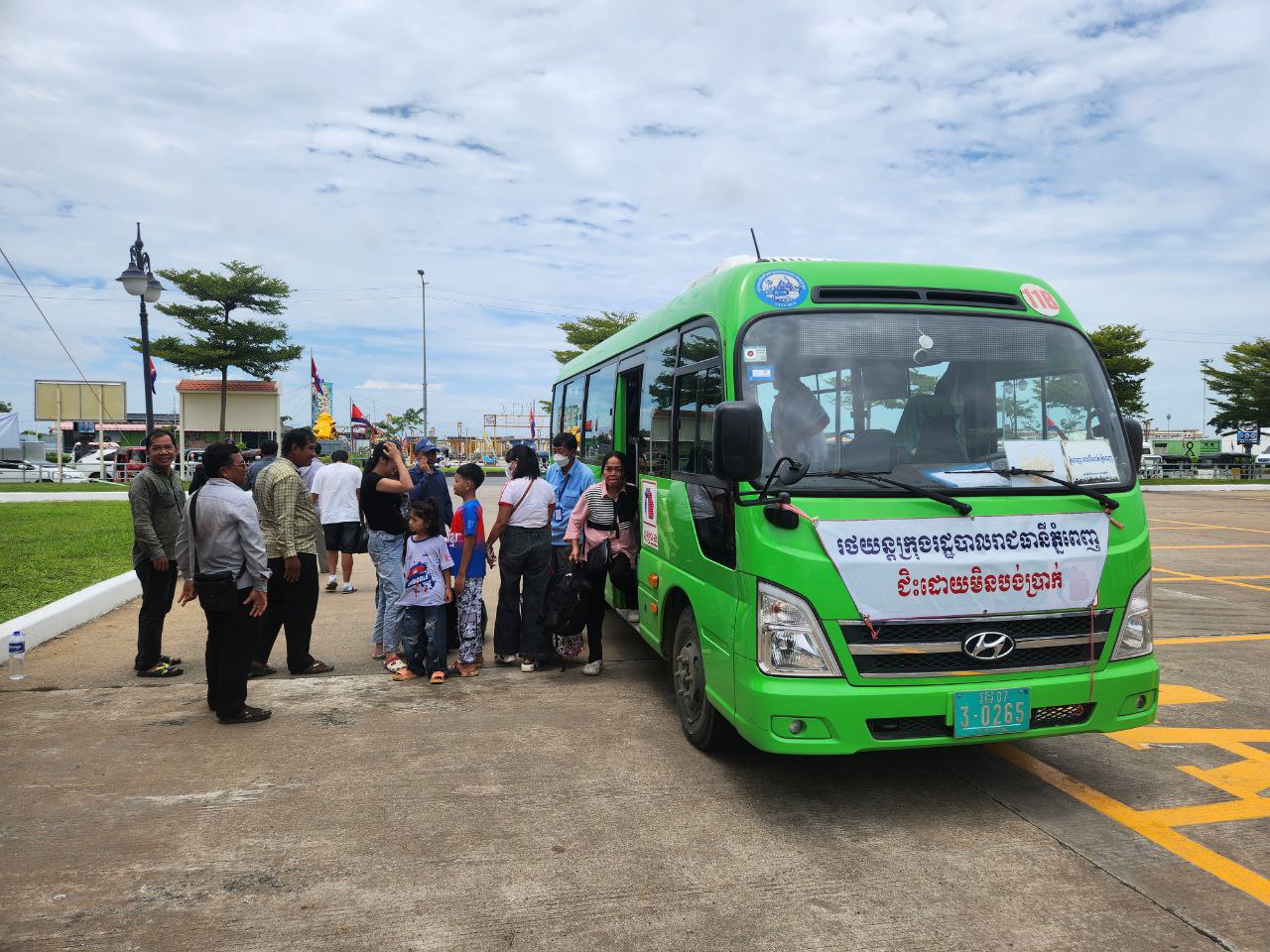 ទិដ្ឋភាពបងប្អូនប្រជាពលរដ្ឋមកទទួលសេវារថយន្ដក្រុងសាធារណ: " ជិះដោយមិនបង់ប្រាក់ " ថ្ងៃដឹកជញ្ជូនទី៤ នៅថ្ងៃទី២៣ ខែកញ្ញា ឆ្នាំ២០២៥ ទាំងទៅបណ្តាខេត្ត និងទាំងពីបណ្ដាខេត្ដមករាជធានីភ្នំពេញ ក្នុងឱកាសបុណ្យភ្ជុំបិណ្ឌប្រពៃណីជាតិខ្មែរ ។

សូមជូនពរការធ្វើដំណើរប្រកបដោយ ស្នាមញញឹម និងសុខសុវត្ថិភាពគ្រប់ទីកន្លែង។  - image 2