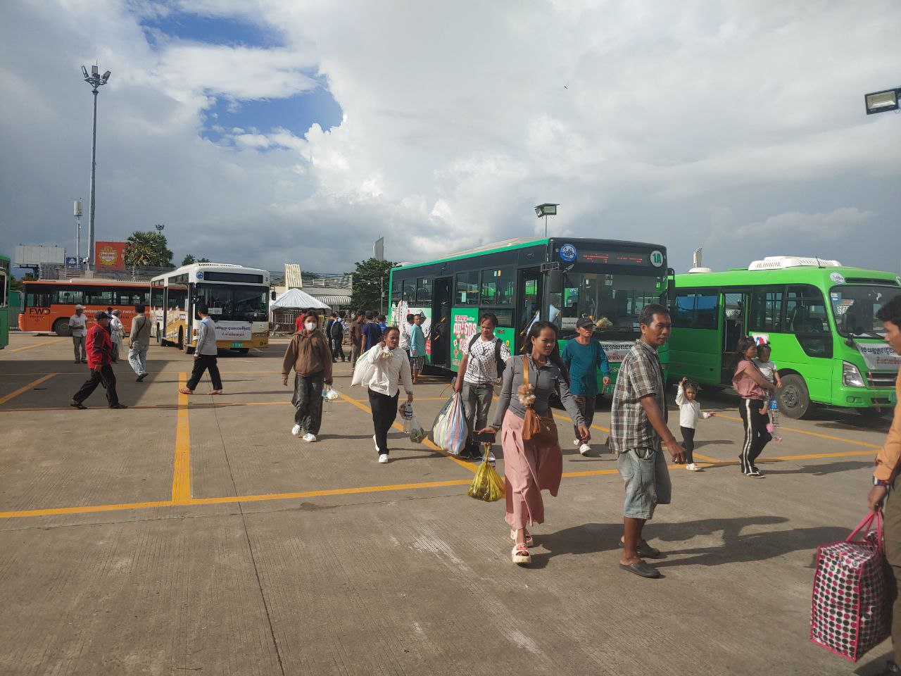 ទិដ្ឋភាពបងប្អូនប្រជាពលរដ្ឋមកទទួលសេវារថយន្ដក្រុងសាធារណ: " ជិះដោយមិនបង់ប្រាក់ " ថ្ងៃដឹកជញ្ជូនទី៤ នៅថ្ងៃទី២៣ ខែកញ្ញា ឆ្នាំ២០២៥ ទាំងទៅបណ្តាខេត្ត និងទាំងពីបណ្ដាខេត្ដមករាជធានីភ្នំពេញ ក្នុងឱកាសបុណ្យភ្ជុំបិណ្ឌប្រពៃណីជាតិខ្មែរ ។

សូមជូនពរការធ្វើដំណើរប្រកបដោយ ស្នាមញញឹម និងសុខសុវត្ថិភាពគ្រប់ទីកន្លែង។  - image 3