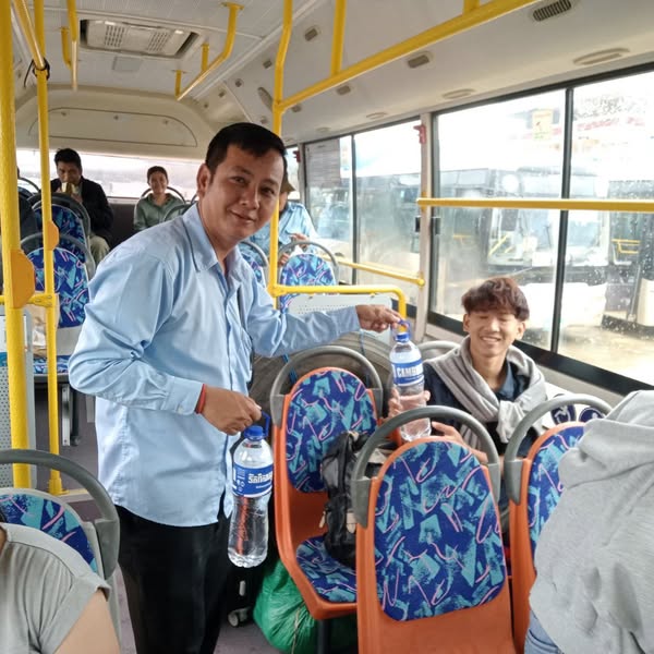  ទិដ្ឋភាព បងប្អូនប្រជាពលរដ្ឋមកទទួលសេវារថយន្ដក្រុងសាធារណ: " ជិះដោយមិនបង់ប្រាក់ " ថ្ងៃដឹកជញ្ជូនទី៥ នៅថ្ងៃទី២៤ ខែកញ្ញា ឆ្នាំ២០២៥ ទាំងទៅបណ្តាខេត្ត និងទាំងពីបណ្ដាខេត្ដមករាជធានីភ្នំពេញវិញ ក្នុងឱកាសបុណ្យភ្ជុំបិណ្ឌប្រពៃណីជាតិខ្មែរ ។
សូមជូនពរការធ្វើដំណើរប្រកបដោយស្នាមញញឹម ផាសុកភាព និងសុខសុវត្ថិភាពគ្រប់ទីកន្លែង។ 