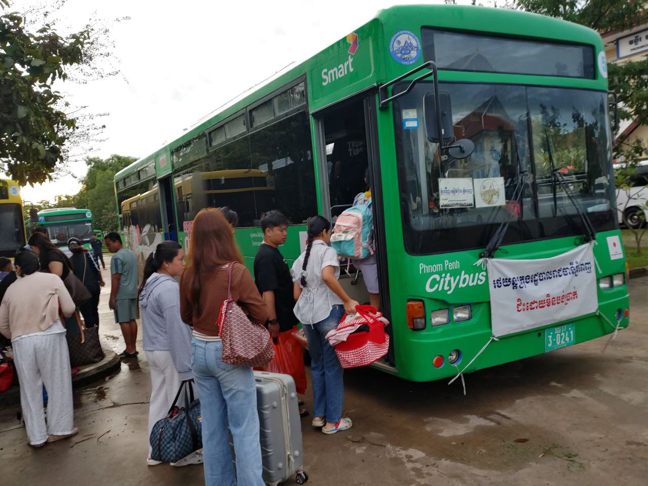  ទិដ្ឋភាព បងប្អូនប្រជាពលរដ្ឋមកទទួលសេវារថយន្ដក្រុងសាធារណ: " ជិះដោយមិនបង់ប្រាក់ " ថ្ងៃដឹកជញ្ជូនទី៥ នៅថ្ងៃទី២៤ ខែកញ្ញា ឆ្នាំ២០២៥ ទាំងទៅបណ្តាខេត្ត និងទាំងពីបណ្ដាខេត្ដមករាជធានីភ្នំពេញវិញ ក្នុងឱកាសបុណ្យភ្ជុំបិណ្ឌប្រពៃណីជាតិខ្មែរ ។
សូមជូនពរការធ្វើដំណើរប្រកបដោយស្នាមញញឹម ផាសុកភាព និងសុខសុវត្ថិភាពគ្រប់ទីកន្លែង។  - image 2