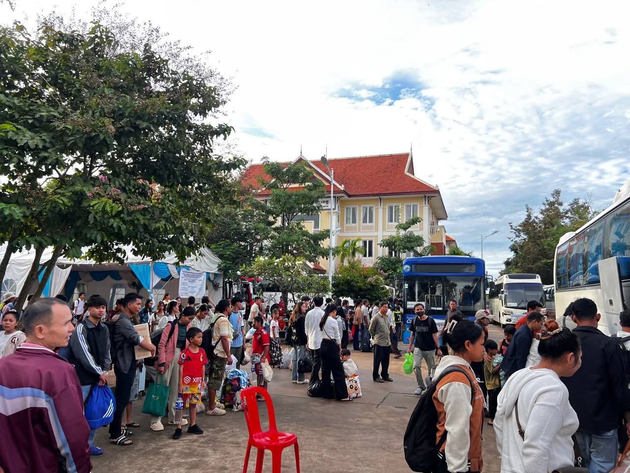  ទិដ្ឋភាព បងប្អូនប្រជាពលរដ្ឋមកទទួលសេវារថយន្ដក្រុងសាធារណ: " ជិះដោយមិនបង់ប្រាក់ " ថ្ងៃដឹកជញ្ជូនទី៥ នៅថ្ងៃទី២៤ ខែកញ្ញា ឆ្នាំ២០២៥ ទាំងទៅបណ្តាខេត្ត និងទាំងពីបណ្ដាខេត្ដមករាជធានីភ្នំពេញវិញ ក្នុងឱកាសបុណ្យភ្ជុំបិណ្ឌប្រពៃណីជាតិខ្មែរ ។
សូមជូនពរការធ្វើដំណើរប្រកបដោយស្នាមញញឹម ផាសុកភាព និងសុខសុវត្ថិភាពគ្រប់ទីកន្លែង។  - image 4