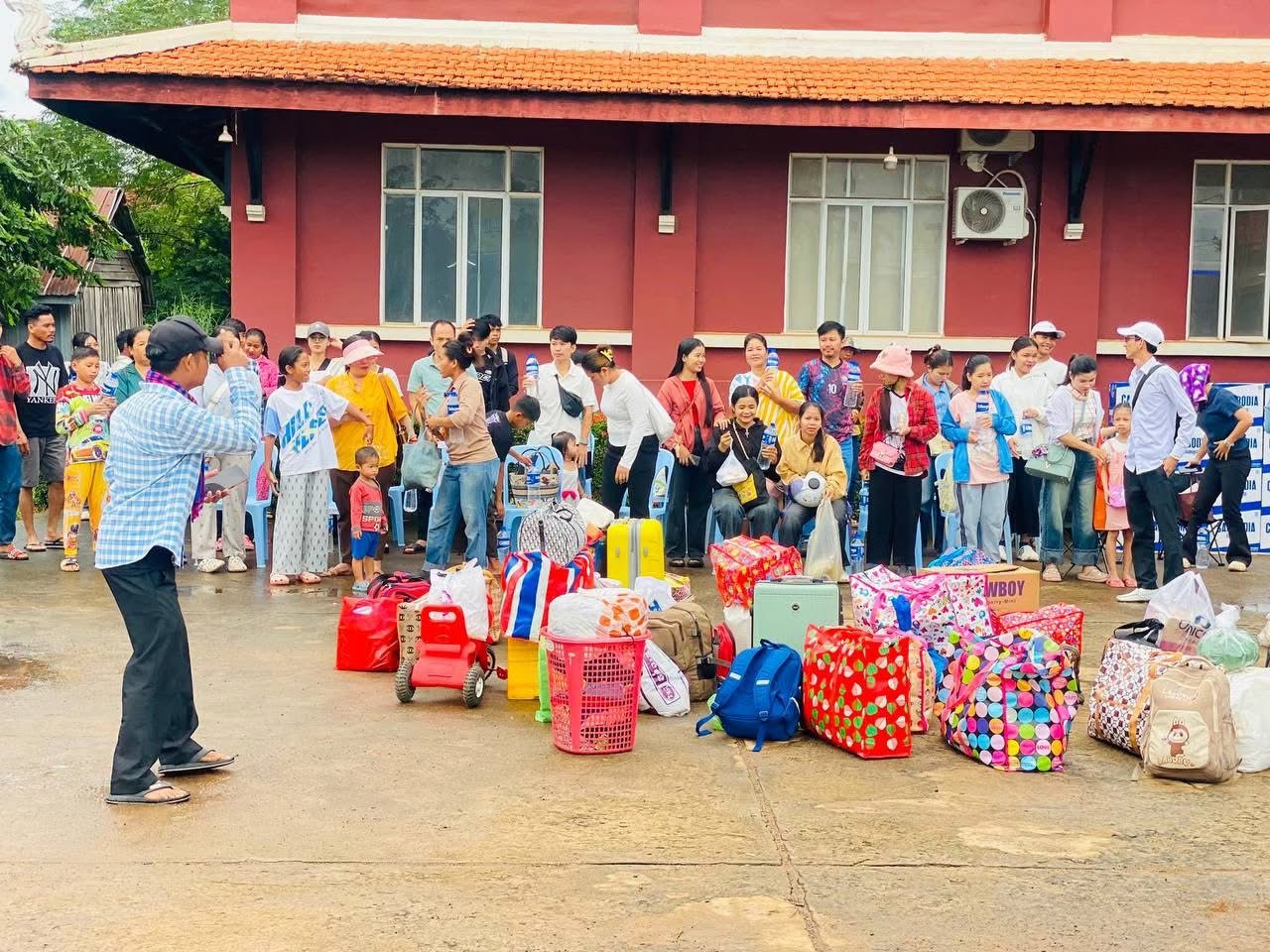 ទិដ្ឋភាព បងប្អូនប្រជាពលរដ្ឋមកទទួលសេវារថយន្ដក្រុងសាធារណ: " ជិះដោយមិនបង់ប្រាក់ " ថ្ងៃដឹកជញ្ជូនទី៥ នៅថ្ងៃទី២៤ ខែកញ្ញា ឆ្នាំ២០២៥ ទាំងទៅបណ្តាខេត្ត និងទាំងពីបណ្ដាខេត្ដមករាជធានីភ្នំពេញវិញ ក្នុងឱកាសបុណ្យភ្ជុំបិណ្ឌប្រពៃណីជាតិខ្មែរ ។
សូមជូនពរការធ្វើដំណើរប្រកបដោយស្នាមញញឹម ផាសុកភាព និងសុខសុវត្ថិភាពគ្រប់ទីកន្លែង។  - image 5