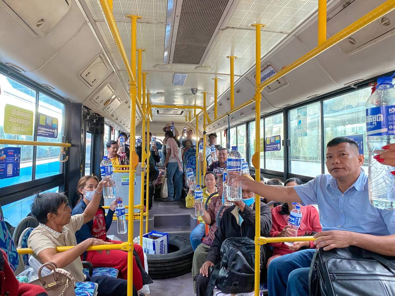  ទិដ្ឋភាព បងប្អូនប្រជាពលរដ្ឋមកទទួលសេវារថយន្ដក្រុងសាធារណ: " ជិះដោយមិនបង់ប្រាក់ " ថ្ងៃដឹកជញ្ជូនទី៥ នៅថ្ងៃទី២៤ ខែកញ្ញា ឆ្នាំ២០២៥ ទាំងទៅបណ្តាខេត្ត និងទាំងពីបណ្ដាខេត្ដមករាជធានីភ្នំពេញវិញ ក្នុងឱកាសបុណ្យភ្ជុំបិណ្ឌប្រពៃណីជាតិខ្មែរ ។
សូមជូនពរការធ្វើដំណើរប្រកបដោយស្នាមញញឹម ផាសុកភាព និងសុខសុវត្ថិភាពគ្រប់ទីកន្លែង។  - image 6