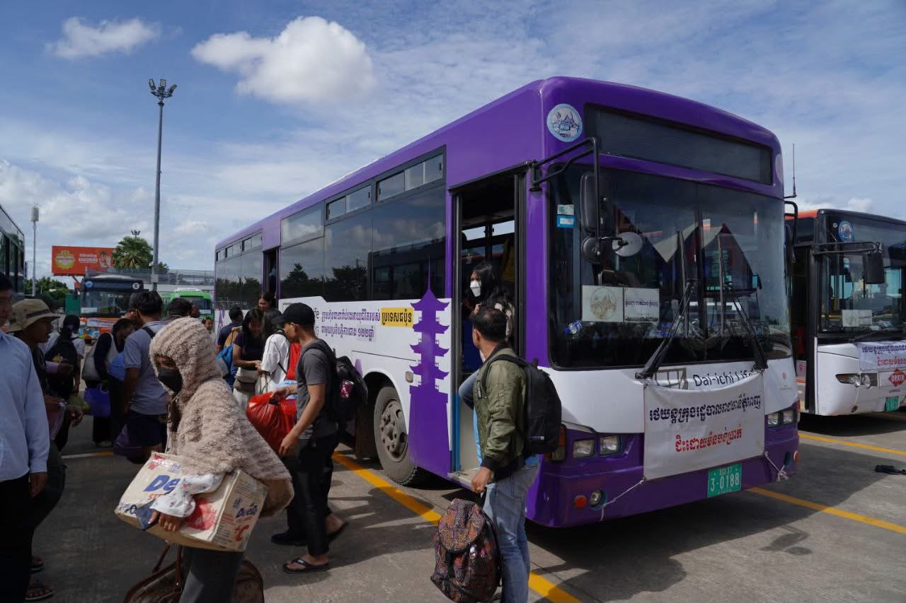 បងប្អូនប្រជាពលរដ្ឋធ្វើដំណើរតាមរយ:រថយន្ដក្រុងសាធារណ:រដ្ឋបាលរាជធានីភ្នំពេញ " ជិះដោយមិនបង់ប្រាក់ " បានវិលត្រឡប់ពីបណ្តាខេត្ត មករាជធានីភ្នំពេញវិញ នាថ្ងៃដឹកជញ្ជូនទី៥ នៅថ្ងៃទី២៤ ខែកញ្ញា ឆ្នាំ២០២៥ ប្រកបដោយស្នាមញញឹម សុវត្ថិភាព និងផាសុកភាព។ - image 2