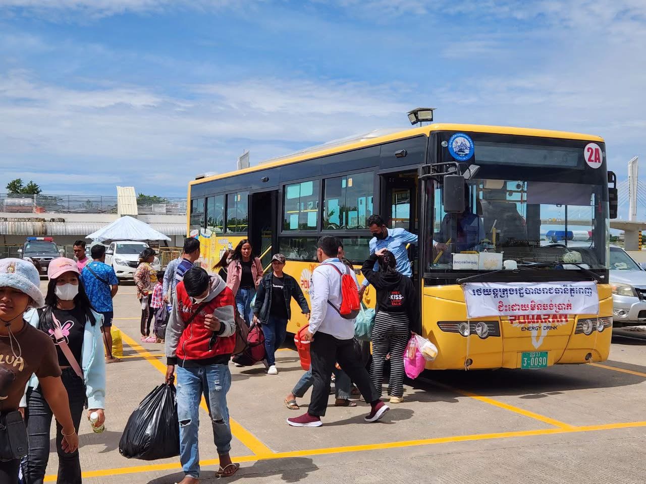 បងប្អូនប្រជាពលរដ្ឋធ្វើដំណើរតាមរយ:រថយន្ដក្រុងសាធារណ:រដ្ឋបាលរាជធានីភ្នំពេញ " ជិះដោយមិនបង់ប្រាក់ " បានវិលត្រឡប់ពីបណ្តាខេត្ត មករាជធានីភ្នំពេញវិញ នាថ្ងៃដឹកជញ្ជូនទី៥ នៅថ្ងៃទី២៤ ខែកញ្ញា ឆ្នាំ២០២៥ ប្រកបដោយស្នាមញញឹម សុវត្ថិភាព និងផាសុកភាព។ - image 3