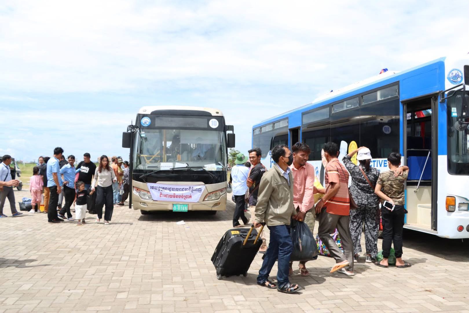 បងប្អូនប្រជាពលរដ្ឋធ្វើដំណើរតាមរយ:រថយន្ដក្រុងសាធារណ:រដ្ឋបាលរាជធានីភ្នំពេញ " ជិះដោយមិនបង់ប្រាក់ " បានវិលត្រឡប់ពីបណ្តាខេត្ត មករាជធានីភ្នំពេញវិញ នាថ្ងៃដឹកជញ្ជូនទី៥ នៅថ្ងៃទី២៤ ខែកញ្ញា ឆ្នាំ២០២៥ ប្រកបដោយស្នាមញញឹម សុវត្ថិភាព និងផាសុកភាព។ - image 4