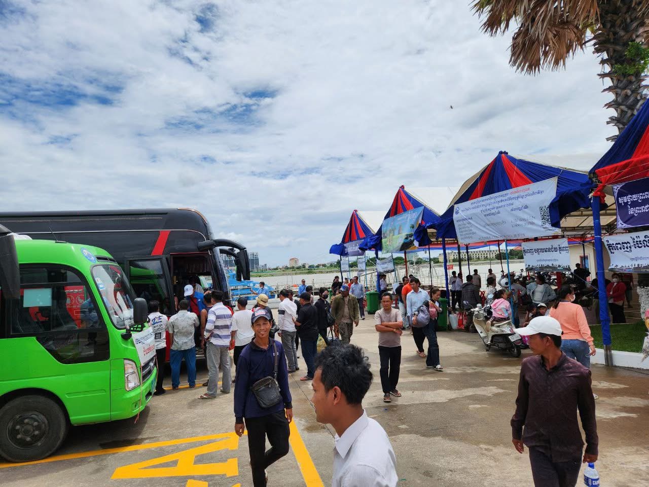 បងប្អូនប្រជាពលរដ្ឋធ្វើដំណើរតាមរយ:រថយន្ដក្រុងសាធារណ:រដ្ឋបាលរាជធានីភ្នំពេញ " ជិះដោយមិនបង់ប្រាក់ " បានវិលត្រឡប់ពីបណ្តាខេត្ត មករាជធានីភ្នំពេញវិញ នាថ្ងៃដឹកជញ្ជូនទី៥ នៅថ្ងៃទី២៤ ខែកញ្ញា ឆ្នាំ២០២៥ ប្រកបដោយស្នាមញញឹម សុវត្ថិភាព និងផាសុកភាព។ - image 5