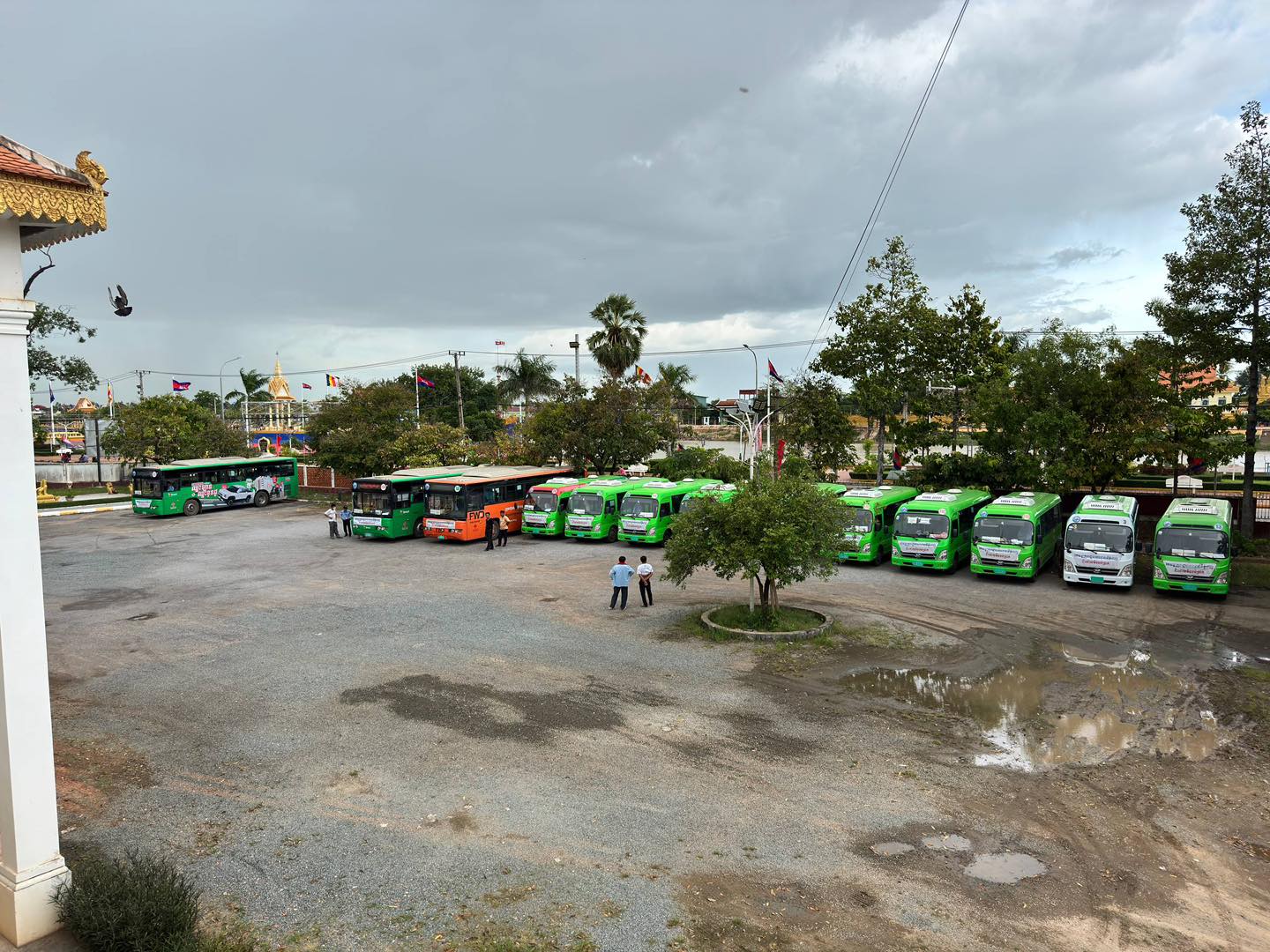  រថយន្ដក្រុងសាធារណ:រដ្ឋបាលរាជធានីភ្នំពេញ " ជិះដោយមិនបង់ប្រាក់ " បានរៀបចំរួចរាល់នៅតាមគោលដៅខេត្ដនីមួយៗ ដើម្បីត្រៀមដឹកជញ្ជូនបងប្អូនប្រជាពលរដ្ឋទាំងអស់វិលត្រឡប់មករាជធានីភ្នំពេញវិញ នៅថ្ងៃស្អែក សម្រាប់​ថ្ងៃ​ទី​២៥​ ខែ​កញ្ញា​ ឆ្នាំ​២០២៥​ សូមប្រកបដោយស្នាមញញឹម សុវត្ថិភាព និងផាសុកភាព។
សូមបងប្អូនប្រជាពលរដ្ឋទាំងអស់ សូមមកទទួលសេវារថយន្ដក្រុងសាធារណ: "ជិះដោយមិនបង់ប្រាក់" ។ - image 3