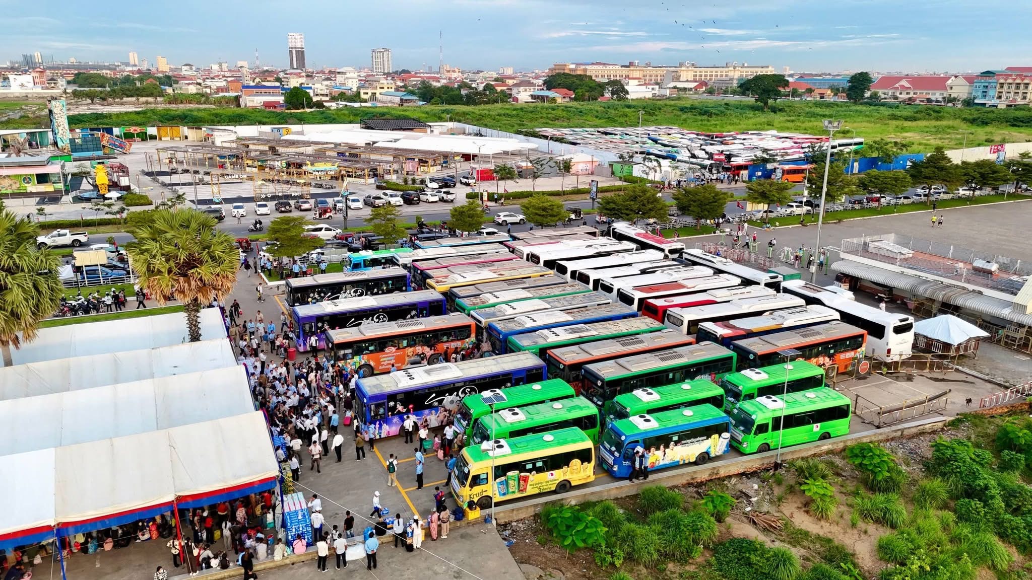 ទិដ្ឋភាព បងប្អូនប្រជាពលរដ្ឋមកទទួលសេវារថយន្ដក្រុងសាធារណ: " ជិះដោយមិនបង់ប្រាក់ " ទៅតាមបណ្តាខេត្ត ក្នុងឱកាសបុណ្យភ្ជុំបិណ្ឌប្រពៃណីជាតិខ្មែរ នៅថ្ងៃដឹកជញ្ជូនទី១ នាព្រឹកថ្ងៃទី២០ ខែកញ្ញា ឆ្នាំ២០២៥។
សូមជូនពរការធ្វើដំណើរប្រកបដោយ ស្នាមញញឹម និងសុខសុវត្ថិភាពគ្រប់ទីកន្លែង។ - image 4