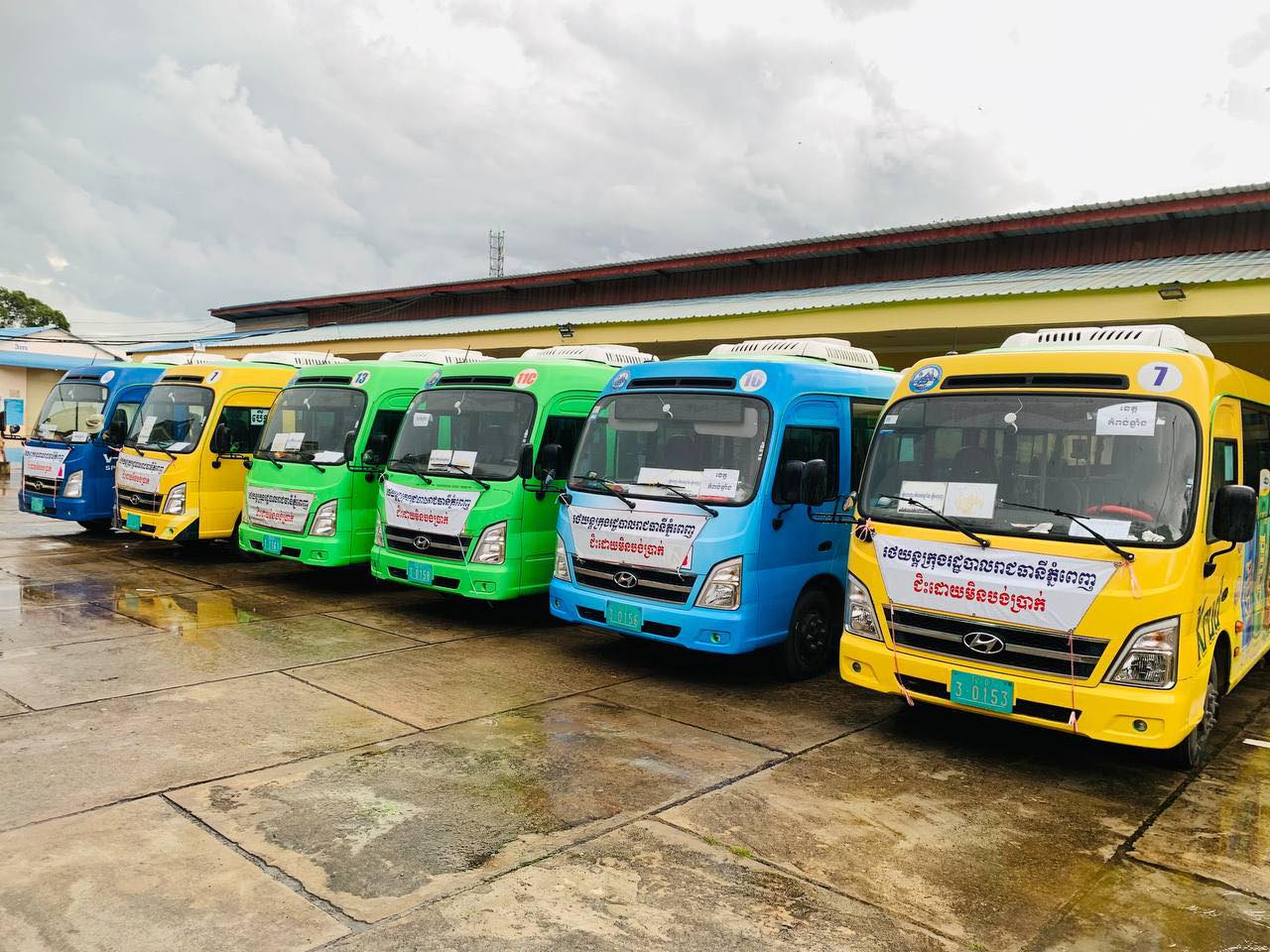  រថយន្ដក្រុងសាធារណ:រដ្ឋបាលរាជធានីភ្នំពេញ " ជិះដោយមិនបង់ប្រាក់ " បានរៀបចំរួចរាល់នៅតាមគោលដៅខេត្ដនីមួយៗ ដើម្បីត្រៀមដឹកជញ្ជូនបងប្អូនប្រជាពលរដ្ឋទាំងអស់វិលត្រឡប់មករាជធានីភ្នំពេញវិញ នៅថ្ងៃស្អែក សម្រាប់​ថ្ងៃ​ទី​២៥​ ខែ​កញ្ញា​ ឆ្នាំ​២០២៥​ សូមប្រកបដោយស្នាមញញឹម សុវត្ថិភាព និងផាសុកភាព។
សូមបងប្អូនប្រជាពលរដ្ឋទាំងអស់ សូមមកទទួលសេវារថយន្ដក្រុងសាធារណ: "ជិះដោយមិនបង់ប្រាក់" ។ - image 4