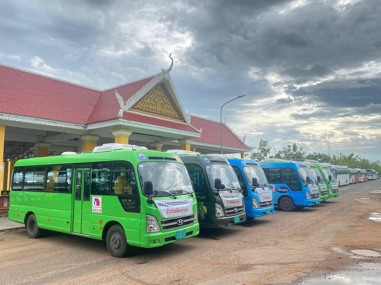  រថយន្ដក្រុងសាធារណ:រដ្ឋបាលរាជធានីភ្នំពេញ " ជិះដោយមិនបង់ប្រាក់ " បានរៀបចំរួចរាល់នៅតាមគោលដៅខេត្ដនីមួយៗ ដើម្បីត្រៀមដឹកជញ្ជូនបងប្អូនប្រជាពលរដ្ឋទាំងអស់វិលត្រឡប់មករាជធានីភ្នំពេញវិញ នៅថ្ងៃស្អែក សម្រាប់​ថ្ងៃ​ទី​២៥​ ខែ​កញ្ញា​ ឆ្នាំ​២០២៥​ សូមប្រកបដោយស្នាមញញឹម សុវត្ថិភាព និងផាសុកភាព។
សូមបងប្អូនប្រជាពលរដ្ឋទាំងអស់ សូមមកទទួលសេវារថយន្ដក្រុងសាធារណ: "ជិះដោយមិនបង់ប្រាក់" ។ - image 5