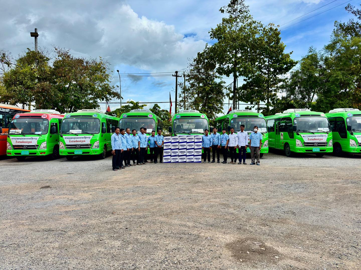  រថយន្ដក្រុងសាធារណ:រដ្ឋបាលរាជធានីភ្នំពេញ " ជិះដោយមិនបង់ប្រាក់ " បានរៀបចំរួចរាល់នៅតាមគោលដៅខេត្ដនីមួយៗ ដើម្បីត្រៀមដឹកជញ្ជូនបងប្អូនប្រជាពលរដ្ឋទាំងអស់វិលត្រឡប់មករាជធានីភ្នំពេញវិញ នៅថ្ងៃស្អែក សម្រាប់​ថ្ងៃ​ទី​២៥​ ខែ​កញ្ញា​ ឆ្នាំ​២០២៥​ សូមប្រកបដោយស្នាមញញឹម សុវត្ថិភាព និងផាសុកភាព។
សូមបងប្អូនប្រជាពលរដ្ឋទាំងអស់ សូមមកទទួលសេវារថយន្ដក្រុងសាធារណ: "ជិះដោយមិនបង់ប្រាក់" ។ - image 6