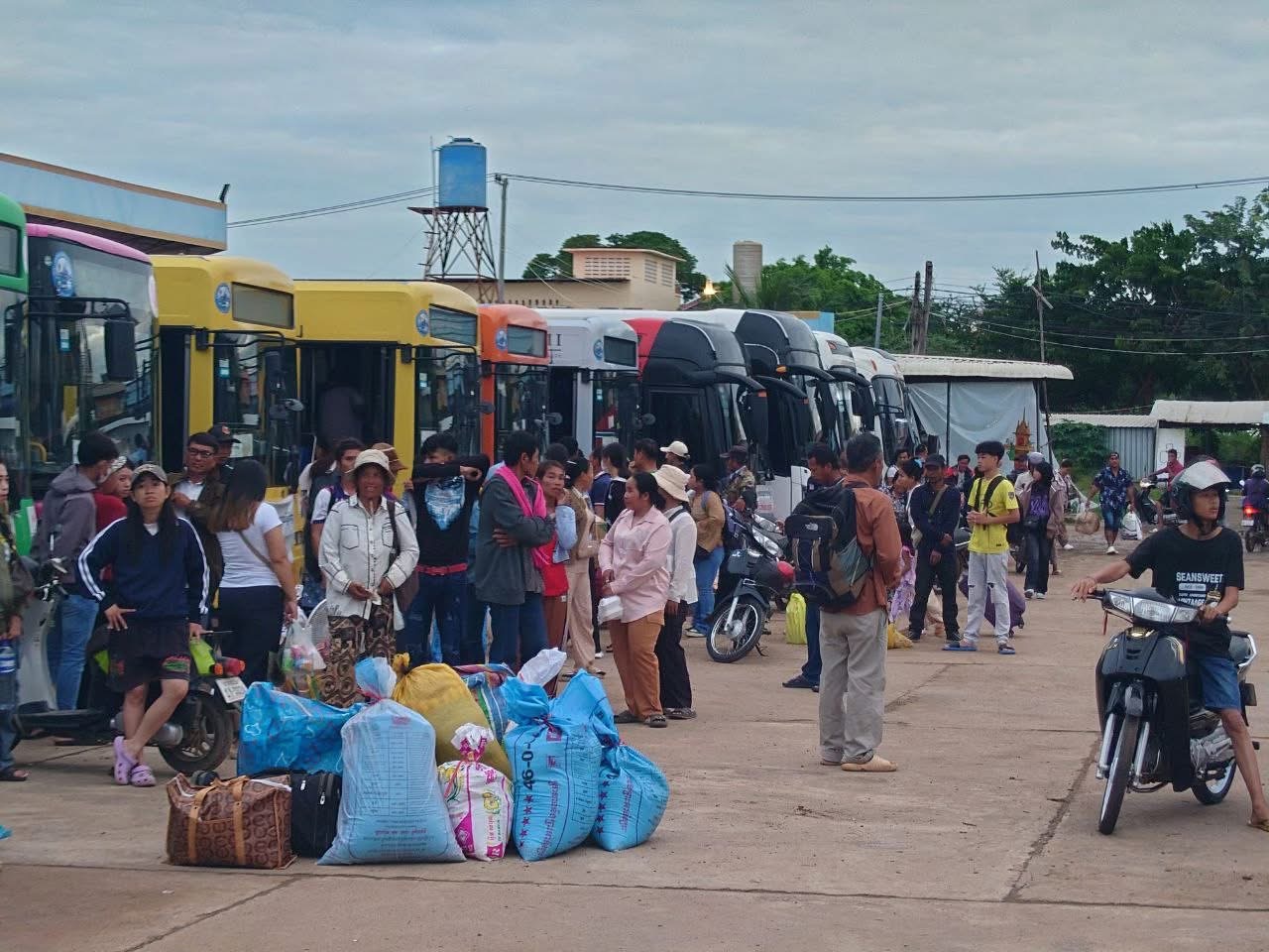  ទិដ្ឋភាព និងសកម្មភាពបងប្អូនប្រជាពលរដ្ឋ បានកំពុងធ្វើមកទទួលសេវា
រថយន្ដក្រុងសាធារណ: " ជិះដោយមិនបង់ប្រាក់ " របស់រដ្ឋបាលរាជធានីភ្នំពេញ
ពីបណ្តាខេត្តមករាជធានីភ្នំពេញវិញ ក្រោយពីជួបជុំបងប្អូនគ្រួសារ ក្នុងឱកាសពិធីបុណ្យភ្ជុំបិណ្ឌប្រពៃណីជាតិខ្មែររួច សម្រាប់ការដឹកជញ្ជូននៅថ្ងៃទី២៥ ខែកញ្ញា ឆ្នាំ២០២៥។
សូមជូនពរការធ្វើដំណើរប្រកបដោយស្នាមញញឹម ផាសុកភាព និងសុខសុវត្ថិភាពគ្រប់ទីកន្លែង។ 