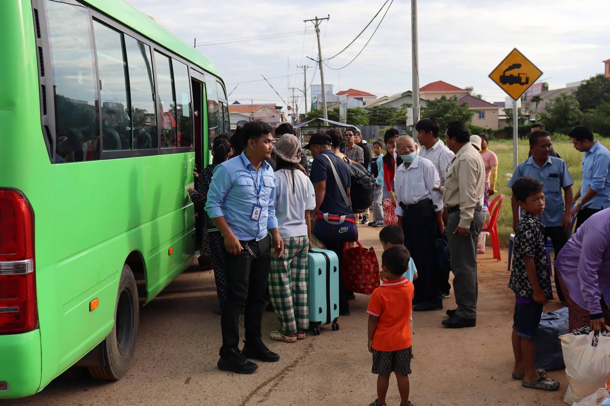  ទិដ្ឋភាព និងសកម្មភាពបងប្អូនប្រជាពលរដ្ឋ បានកំពុងធ្វើមកទទួលសេវា
រថយន្ដក្រុងសាធារណ: " ជិះដោយមិនបង់ប្រាក់ " របស់រដ្ឋបាលរាជធានីភ្នំពេញ
ពីបណ្តាខេត្តមករាជធានីភ្នំពេញវិញ ក្រោយពីជួបជុំបងប្អូនគ្រួសារ ក្នុងឱកាសពិធីបុណ្យភ្ជុំបិណ្ឌប្រពៃណីជាតិខ្មែររួច សម្រាប់ការដឹកជញ្ជូននៅថ្ងៃទី២៥ ខែកញ្ញា ឆ្នាំ២០២៥។
សូមជូនពរការធ្វើដំណើរប្រកបដោយស្នាមញញឹម ផាសុកភាព និងសុខសុវត្ថិភាពគ្រប់ទីកន្លែង។  - image 2
