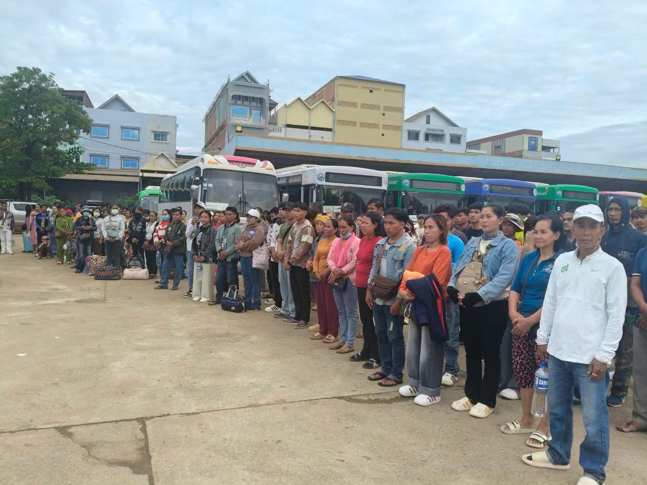  ទិដ្ឋភាព និងសកម្មភាពបងប្អូនប្រជាពលរដ្ឋ បានកំពុងធ្វើមកទទួលសេវា
រថយន្ដក្រុងសាធារណ: " ជិះដោយមិនបង់ប្រាក់ " របស់រដ្ឋបាលរាជធានីភ្នំពេញ
ពីបណ្តាខេត្តមករាជធានីភ្នំពេញវិញ ក្រោយពីជួបជុំបងប្អូនគ្រួសារ ក្នុងឱកាសពិធីបុណ្យភ្ជុំបិណ្ឌប្រពៃណីជាតិខ្មែររួច សម្រាប់ការដឹកជញ្ជូននៅថ្ងៃទី២៥ ខែកញ្ញា ឆ្នាំ២០២៥។
សូមជូនពរការធ្វើដំណើរប្រកបដោយស្នាមញញឹម ផាសុកភាព និងសុខសុវត្ថិភាពគ្រប់ទីកន្លែង។  - image 3