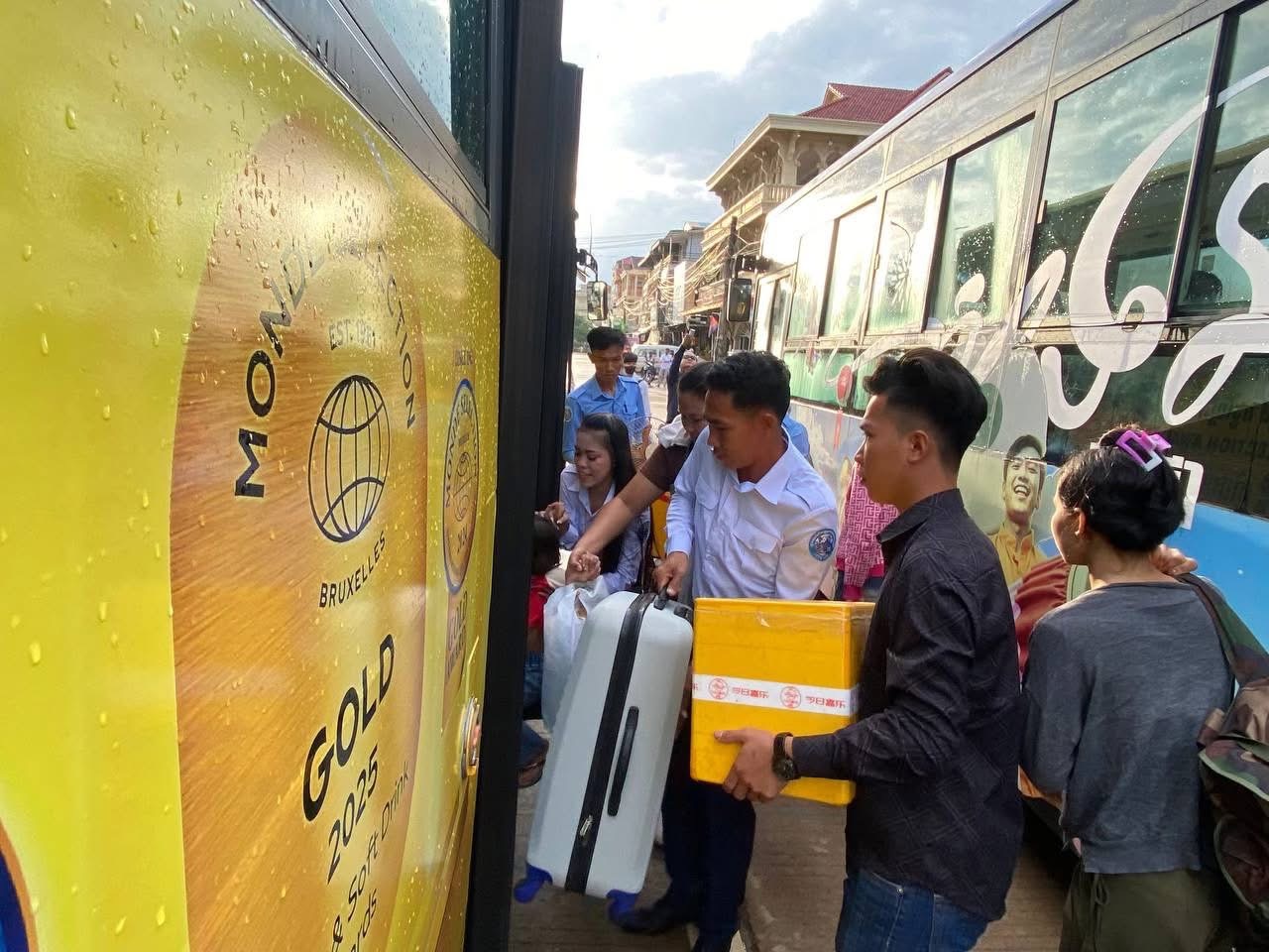  ទិដ្ឋភាព និងសកម្មភាពបងប្អូនប្រជាពលរដ្ឋ បានកំពុងធ្វើមកទទួលសេវា
រថយន្ដក្រុងសាធារណ: " ជិះដោយមិនបង់ប្រាក់ " របស់រដ្ឋបាលរាជធានីភ្នំពេញ
ពីបណ្តាខេត្តមករាជធានីភ្នំពេញវិញ ក្រោយពីជួបជុំបងប្អូនគ្រួសារ ក្នុងឱកាសពិធីបុណ្យភ្ជុំបិណ្ឌប្រពៃណីជាតិខ្មែររួច សម្រាប់ការដឹកជញ្ជូននៅថ្ងៃទី២៥ ខែកញ្ញា ឆ្នាំ២០២៥។
សូមជូនពរការធ្វើដំណើរប្រកបដោយស្នាមញញឹម ផាសុកភាព និងសុខសុវត្ថិភាពគ្រប់ទីកន្លែង។  - image 4