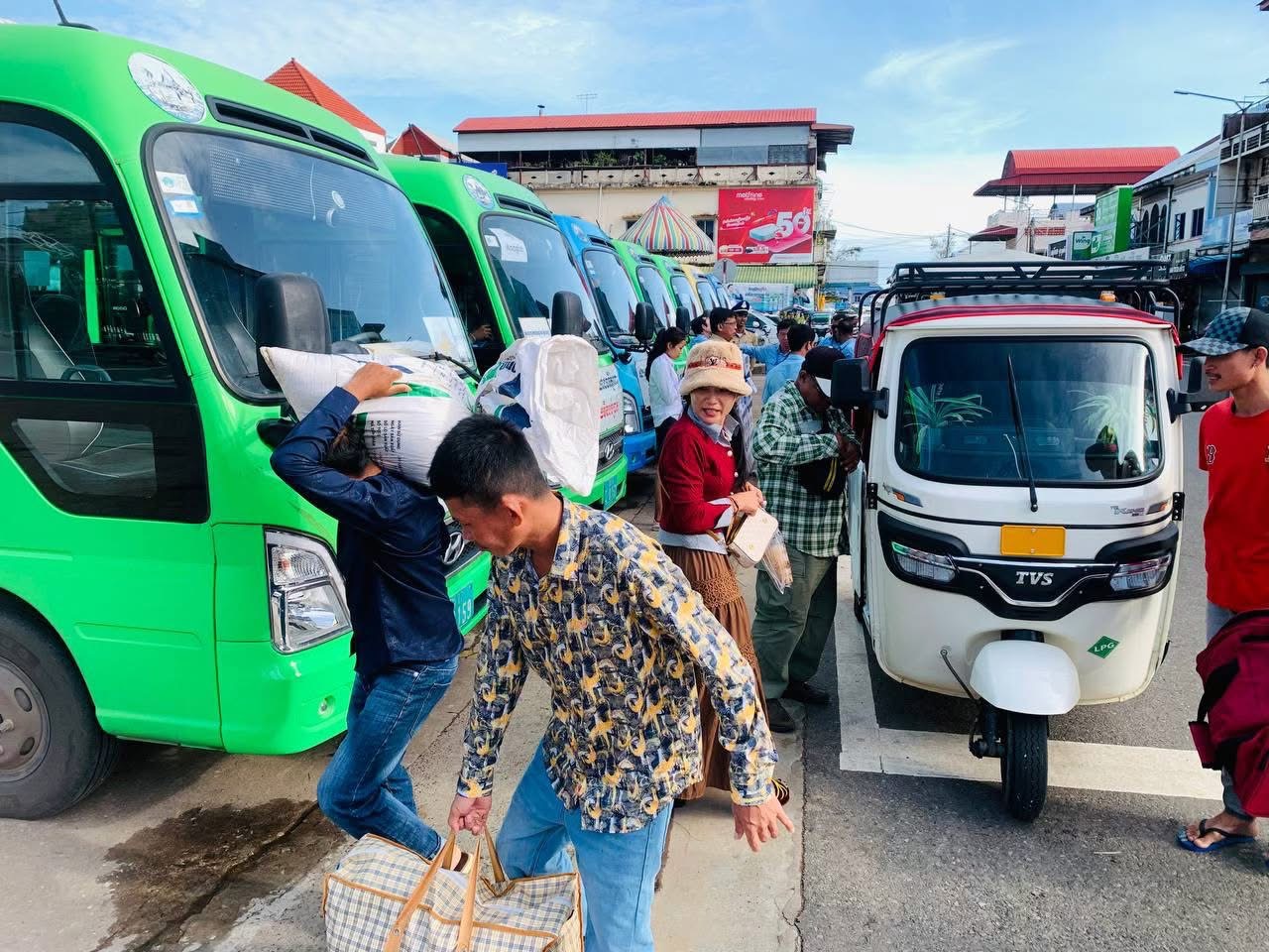  ទិដ្ឋភាព និងសកម្មភាពបងប្អូនប្រជាពលរដ្ឋ បានកំពុងធ្វើមកទទួលសេវា
រថយន្ដក្រុងសាធារណ: " ជិះដោយមិនបង់ប្រាក់ " របស់រដ្ឋបាលរាជធានីភ្នំពេញ
ពីបណ្តាខេត្តមករាជធានីភ្នំពេញវិញ ក្រោយពីជួបជុំបងប្អូនគ្រួសារ ក្នុងឱកាសពិធីបុណ្យភ្ជុំបិណ្ឌប្រពៃណីជាតិខ្មែររួច សម្រាប់ការដឹកជញ្ជូននៅថ្ងៃទី២៥ ខែកញ្ញា ឆ្នាំ២០២៥។
សូមជូនពរការធ្វើដំណើរប្រកបដោយស្នាមញញឹម ផាសុកភាព និងសុខសុវត្ថិភាពគ្រប់ទីកន្លែង។  - image 5