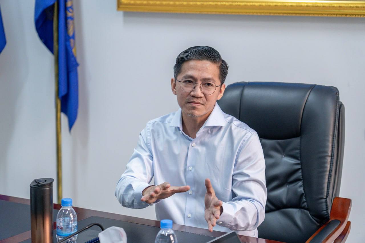 នាព្រឹកថ្ងៃព្រហស្បតិ៍ ទី១១ ខែធ្នូ ឆ្នាំ២០២៥ លោក​ កែវ​ ចាន់​ណារិទ្ធ​ អភិបាល​រដ្ឋាករស្វយ័តដឹកជញ្ជូនសាធារណៈរថយន្តក្រុង (City Bus) រាជធានី​ភ្នំពេញ​ បានបន្តប្រជុំពិភាក្សាជាមួយក្រុមការងារជំនាញការមកពីចក្រភពអង់គ្លេស (Transport for London) ពី​វឌ្ឍនភាព​ដំណើរ​ការ​គម្រោងធ្វើអោយប្រសើរឡើង ដើម្បី​បង្កើនប្រសិទ្ធភាពសេវារថយន្តក្រុងសាធារណៈ ខ្សែរត់ទៅអាកាសយានដ្ឋានអន្តរជាតិតេជោ Airport Express Bus។ - image 2