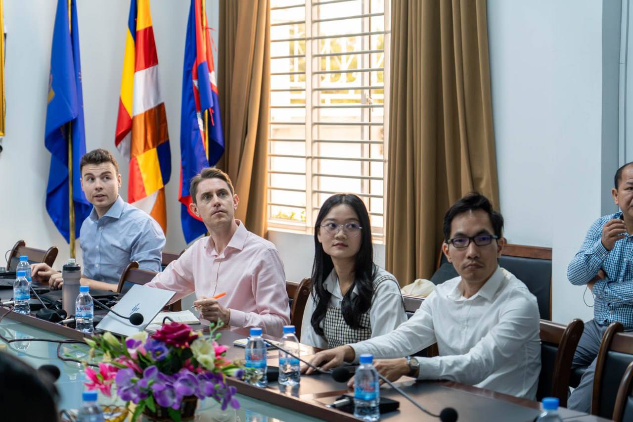 នាព្រឹកថ្ងៃព្រហស្បតិ៍ ទី១១ ខែធ្នូ ឆ្នាំ២០២៥ លោក​ កែវ​ ចាន់​ណារិទ្ធ​ អភិបាល​រដ្ឋាករស្វយ័តដឹកជញ្ជូនសាធារណៈរថយន្តក្រុង (City Bus) រាជធានី​ភ្នំពេញ​ បានបន្តប្រជុំពិភាក្សាជាមួយក្រុមការងារជំនាញការមកពីចក្រភពអង់គ្លេស (Transport for London) ពី​វឌ្ឍនភាព​ដំណើរ​ការ​គម្រោងធ្វើអោយប្រសើរឡើង ដើម្បី​បង្កើនប្រសិទ្ធភាពសេវារថយន្តក្រុងសាធារណៈ ខ្សែរត់ទៅអាកាសយានដ្ឋានអន្តរជាតិតេជោ Airport Express Bus។ - image 4