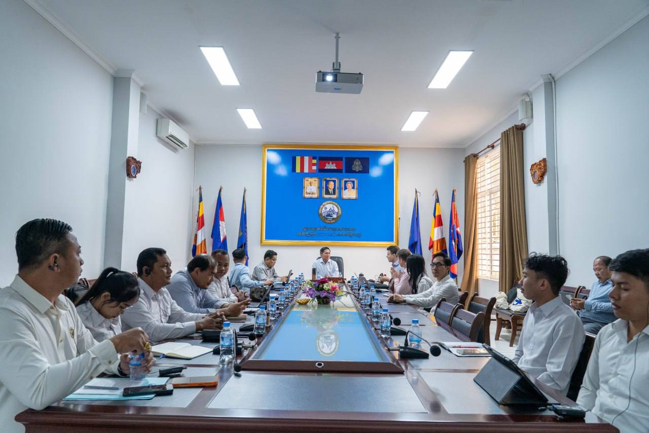 នាព្រឹកថ្ងៃព្រហស្បតិ៍ ទី១១ ខែធ្នូ ឆ្នាំ២០២៥ លោក​ កែវ​ ចាន់​ណារិទ្ធ​ អភិបាល​រដ្ឋាករស្វយ័តដឹកជញ្ជូនសាធារណៈរថយន្តក្រុង (City Bus) រាជធានី​ភ្នំពេញ​ បានបន្តប្រជុំពិភាក្សាជាមួយក្រុមការងារជំនាញការមកពីចក្រភពអង់គ្លេស (Transport for London) ពី​វឌ្ឍនភាព​ដំណើរ​ការ​គម្រោងធ្វើអោយប្រសើរឡើង ដើម្បី​បង្កើនប្រសិទ្ធភាពសេវារថយន្តក្រុងសាធារណៈ ខ្សែរត់ទៅអាកាសយានដ្ឋានអន្តរជាតិតេជោ Airport Express Bus។ - image 5