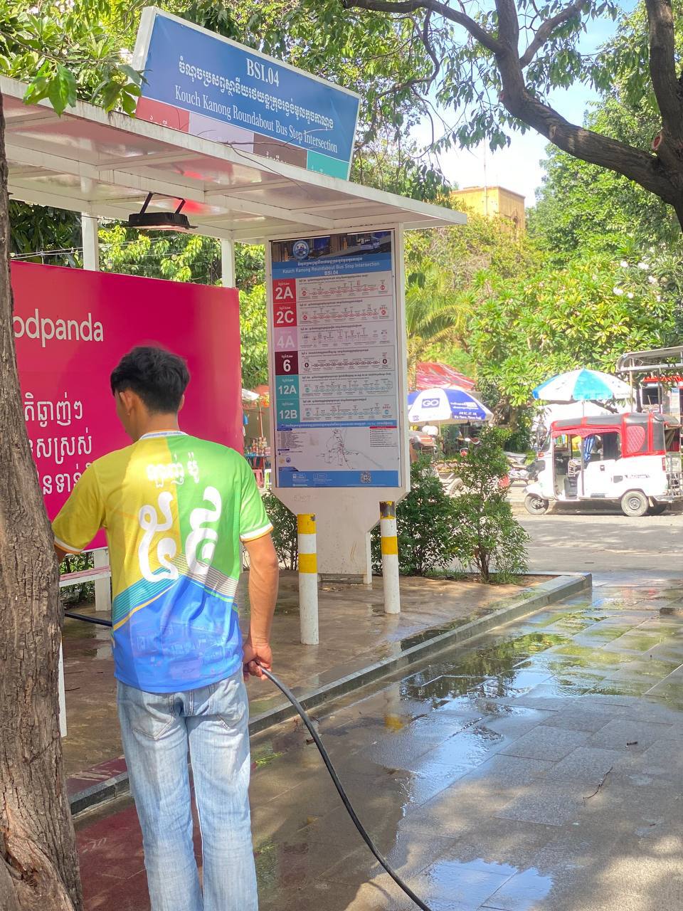  សកម្មភាពក្រុមការងាររដ្ឋាករស្វយ័តដឹកជញ្ជូនសាធារណៈរថយន្តក្រុង (City Bus ) បានចុះសម្អាតតាមស្ថានីយ ចំណតជម្រករង់ចាំ (Bus Shelter) និងចំណតរង់ចាំ (Bus Stop)  ដើម្បីសម្អាតអនាម័យ ឱ្យមានសោភ័ណ្ឌភាព និងបរិស្ថានស្អាតបរិសុទ្ធ ជូនដល់ប្រជាពលរដ្ឋដែលមកទទួលសេវារថយន្តក្រុងសាធារណៈ ។   - image 2