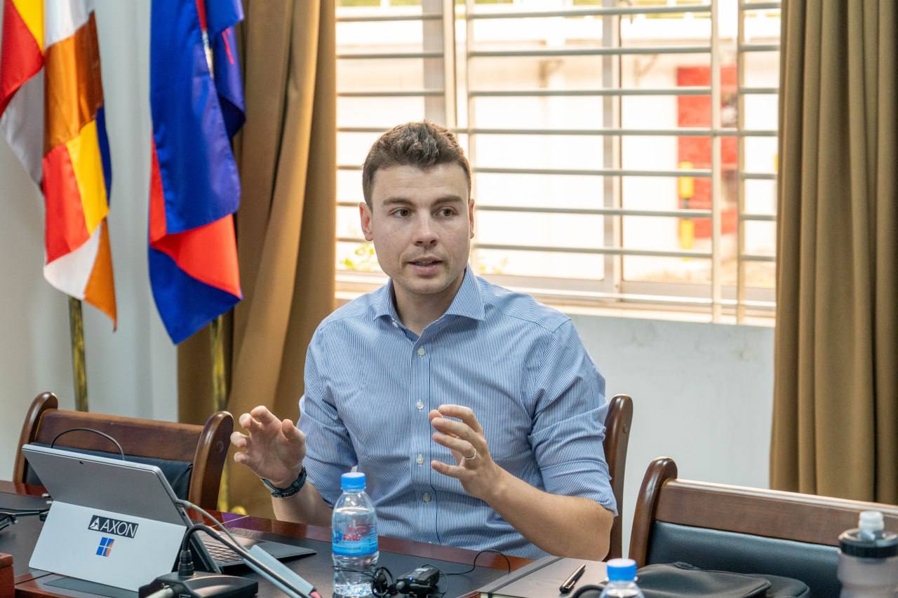 នាព្រឹកថ្ងៃព្រហស្បតិ៍ ទី១១ ខែធ្នូ ឆ្នាំ២០២៥ លោក​ កែវ​ ចាន់​ណារិទ្ធ​ អភិបាល​រដ្ឋាករស្វយ័តដឹកជញ្ជូនសាធារណៈរថយន្តក្រុង (City Bus) រាជធានី​ភ្នំពេញ​ បានបន្តប្រជុំពិភាក្សាជាមួយក្រុមការងារជំនាញការមកពីចក្រភពអង់គ្លេស (Transport for London) ពី​វឌ្ឍនភាព​ដំណើរ​ការ​គម្រោងធ្វើអោយប្រសើរឡើង ដើម្បី​បង្កើនប្រសិទ្ធភាពសេវារថយន្តក្រុងសាធារណៈ ខ្សែរត់ទៅអាកាសយានដ្ឋានអន្តរជាតិតេជោ Airport Express Bus។ - image 6