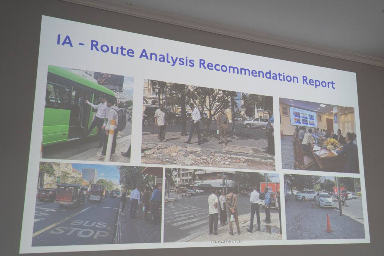 នាព្រឹកថ្ងៃព្រហស្បតិ៍ ទី១១ ខែធ្នូ ឆ្នាំ២០២៥ លោក​ កែវ​ ចាន់​ណារិទ្ធ​ អភិបាល​រដ្ឋាករស្វយ័តដឹកជញ្ជូនសាធារណៈរថយន្តក្រុង (City Bus) រាជធានី​ភ្នំពេញ​ បានបន្តប្រជុំពិភាក្សាជាមួយក្រុមការងារជំនាញការមកពីចក្រភពអង់គ្លេស (Transport for London) ពី​វឌ្ឍនភាព​ដំណើរ​ការ​គម្រោងធ្វើអោយប្រសើរឡើង ដើម្បី​បង្កើនប្រសិទ្ធភាពសេវារថយន្តក្រុងសាធារណៈ ខ្សែរត់ទៅអាកាសយានដ្ឋានអន្តរជាតិតេជោ Airport Express Bus។ - image 7