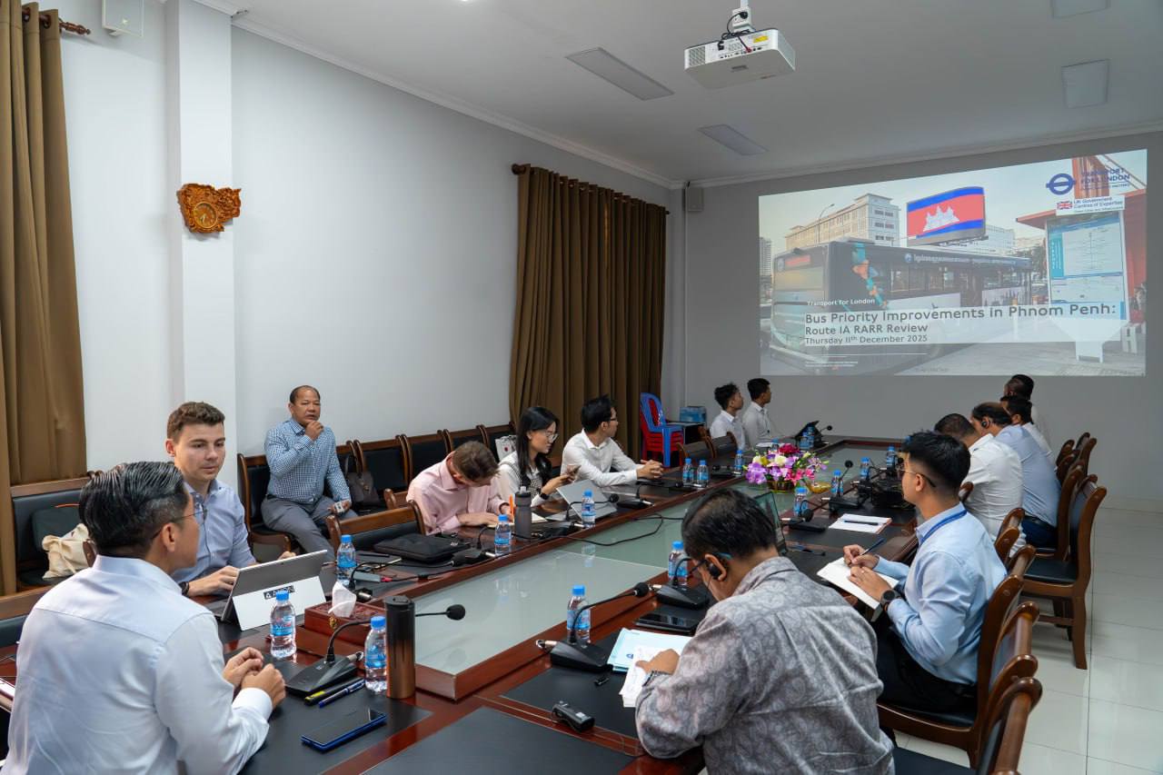 នាព្រឹកថ្ងៃព្រហស្បតិ៍ ទី១១ ខែធ្នូ ឆ្នាំ២០២៥ លោក​ កែវ​ ចាន់​ណារិទ្ធ​ អភិបាល​រដ្ឋាករស្វយ័តដឹកជញ្ជូនសាធារណៈរថយន្តក្រុង (City Bus) រាជធានី​ភ្នំពេញ​ បានបន្តប្រជុំពិភាក្សាជាមួយក្រុមការងារជំនាញការមកពីចក្រភពអង់គ្លេស (Transport for London) ពី​វឌ្ឍនភាព​ដំណើរ​ការ​គម្រោងធ្វើអោយប្រសើរឡើង ដើម្បី​បង្កើនប្រសិទ្ធភាពសេវារថយន្តក្រុងសាធារណៈ ខ្សែរត់ទៅអាកាសយានដ្ឋានអន្តរជាតិតេជោ Airport Express Bus។ - image 8