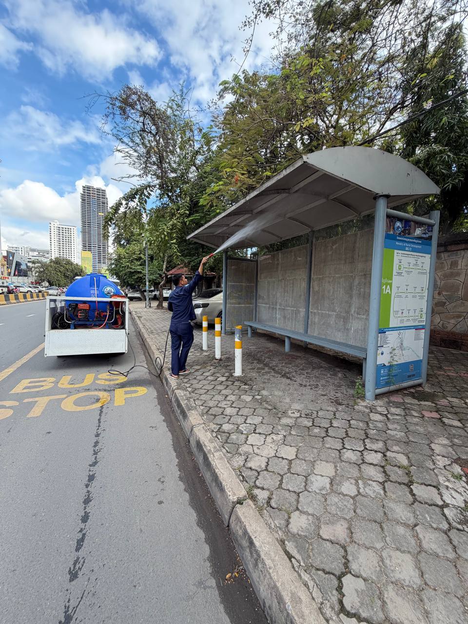  សកម្មភាពក្រុមការងាររដ្ឋាករស្វយ័តដឹកជញ្ជូនសាធារណៈរថយន្តក្រុង (City Bus ) បានចុះសម្អាតតាមស្ថានីយ ចំណតជម្រករង់ចាំ (Bus Shelter) និងចំណតរង់ចាំ (Bus Stop)  ដើម្បីសម្អាតអនាម័យ ឱ្យមានសោភ័ណ្ឌភាព និងបរិស្ថានស្អាតបរិសុទ្ធ ជូនដល់ប្រជាពលរដ្ឋដែលមកទទួលសេវារថយន្តក្រុងសាធារណៈ ។   - image 4