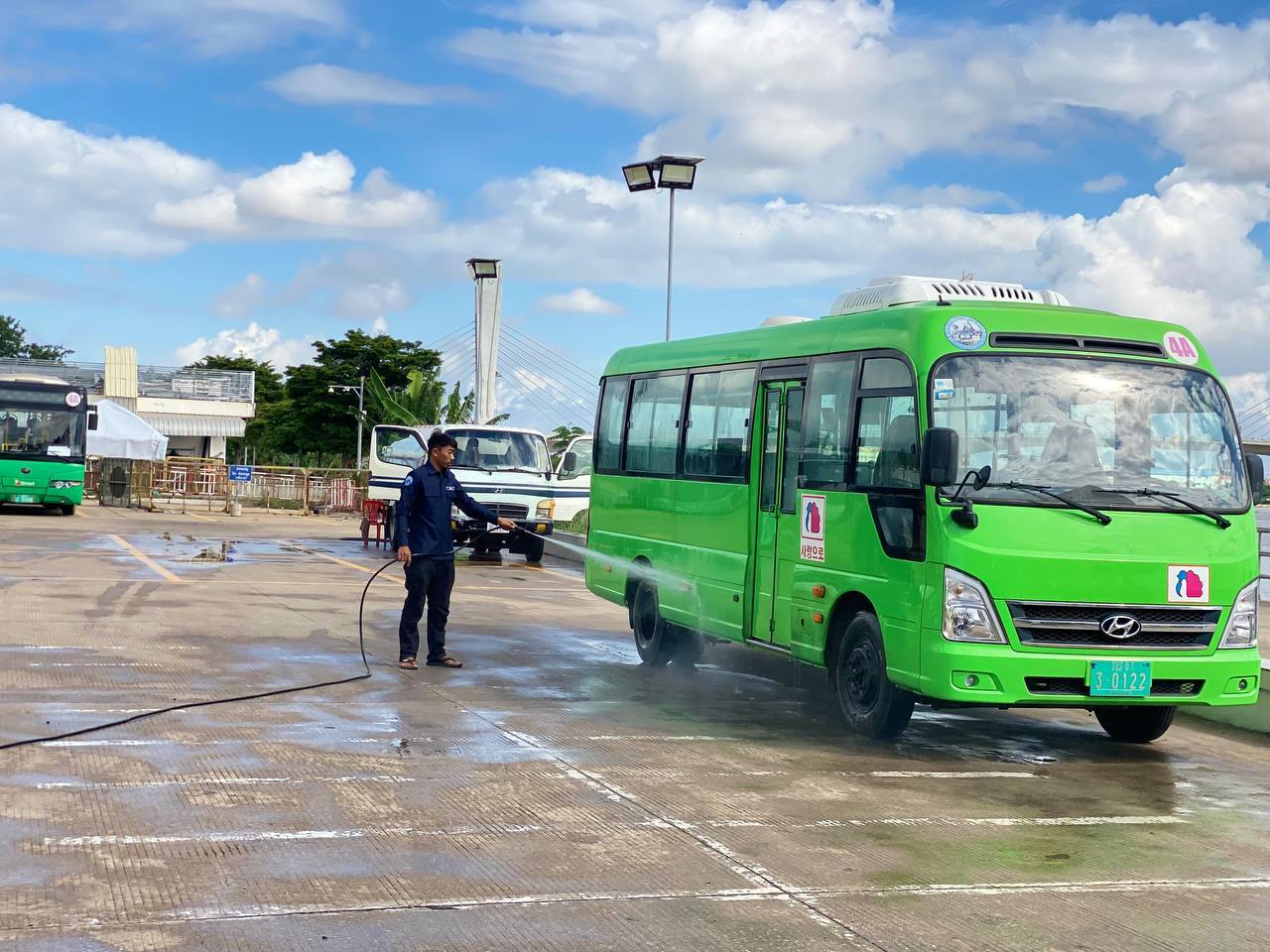  សកម្មភាពក្រុមការងាររដ្ឋាករស្វយ័តដឹកជញ្ជូនសាធារណៈរថយន្តក្រុង (City Bus ) បានចុះសម្អាតតាមស្ថានីយ ចំណតជម្រករង់ចាំ (Bus Shelter) និងចំណតរង់ចាំ (Bus Stop)  ដើម្បីសម្អាតអនាម័យ ឱ្យមានសោភ័ណ្ឌភាព និងបរិស្ថានស្អាតបរិសុទ្ធ ជូនដល់ប្រជាពលរដ្ឋដែលមកទទួលសេវារថយន្តក្រុងសាធារណៈ ។   - image 5